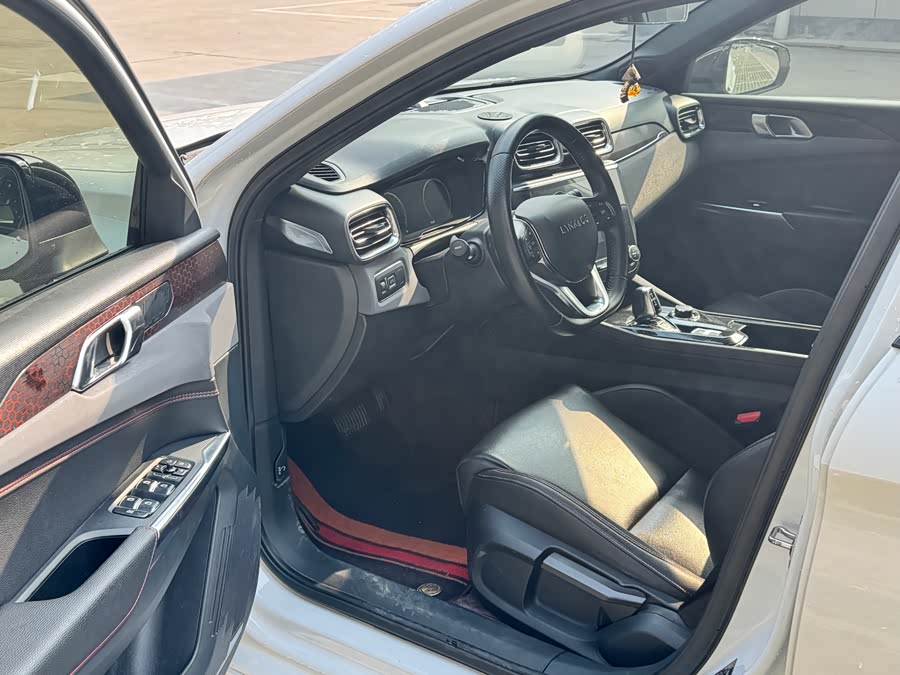 Lynk & Co 03 2019 #5 Lynk & Co 03 2019 car image #5