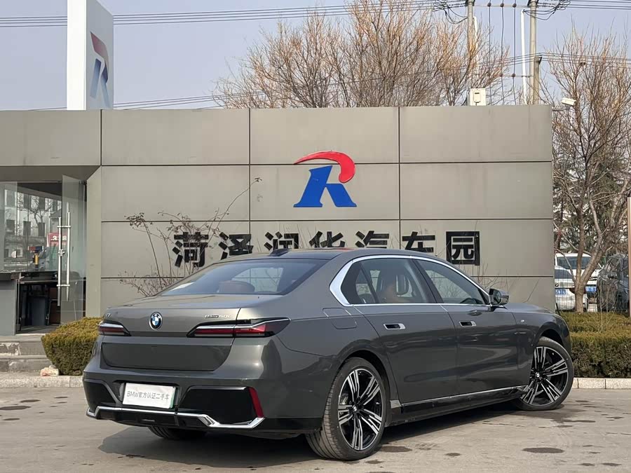 BMW i7 2025 #5 BMW i7 2025 car image #5