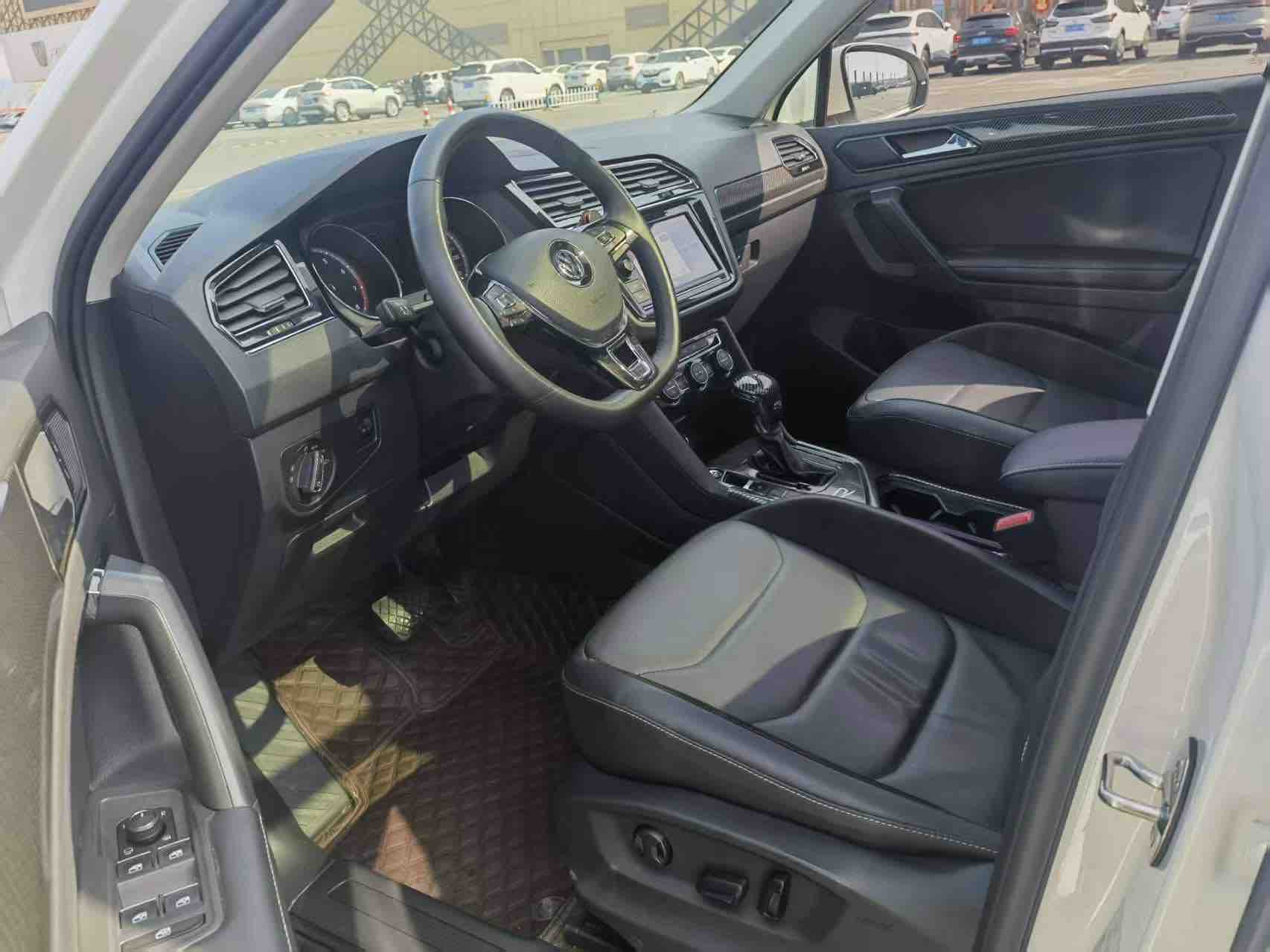 Volkswagen Tiguan L 2019 immagine di auto #8