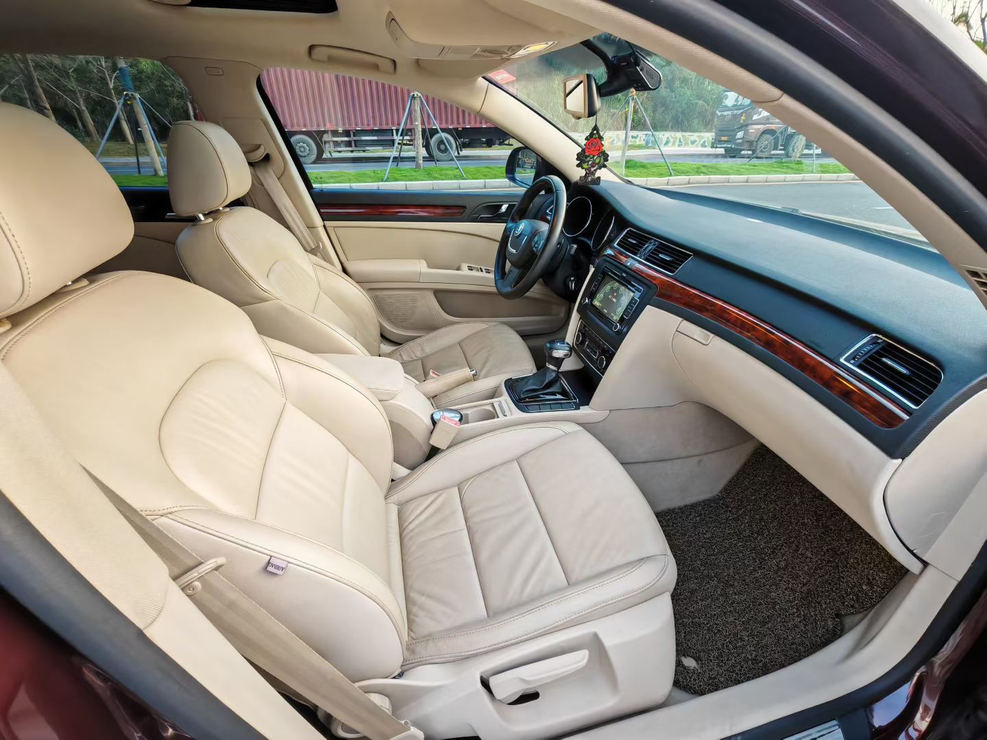 Skoda Superb 2011 car image #5