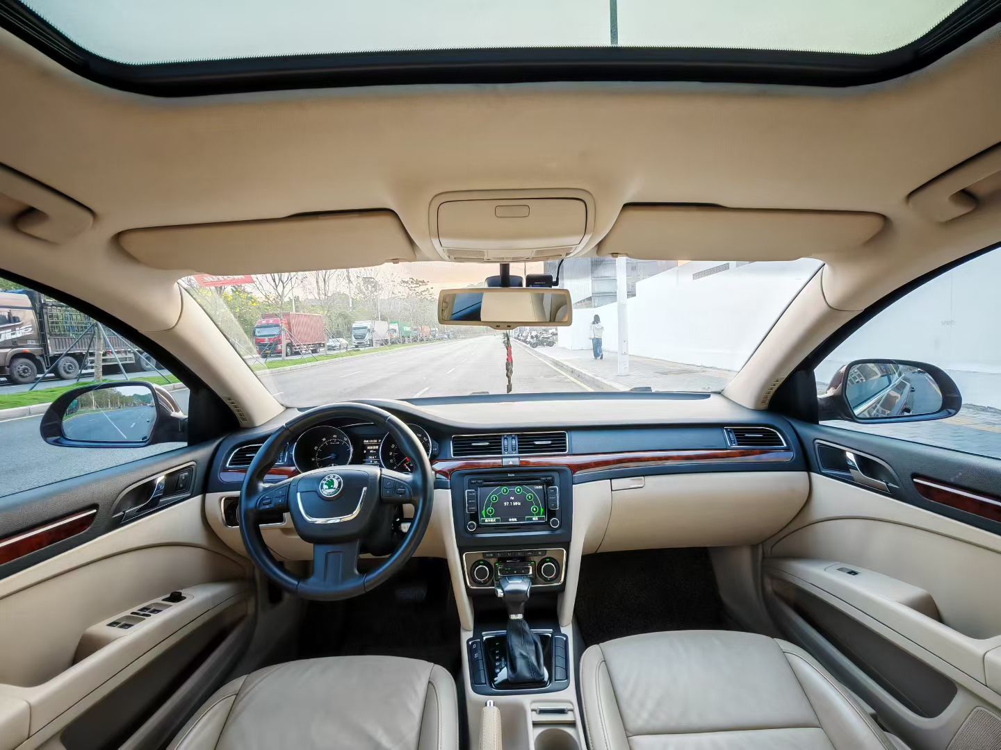 Skoda Superb 2011 car image #4