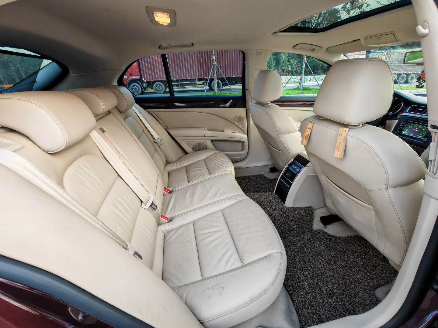 Skoda Superb 2011 car image #6