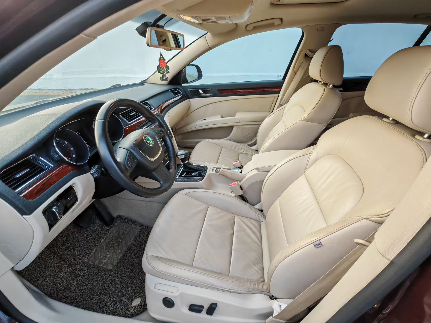 Skoda Superb 2011 car image #3