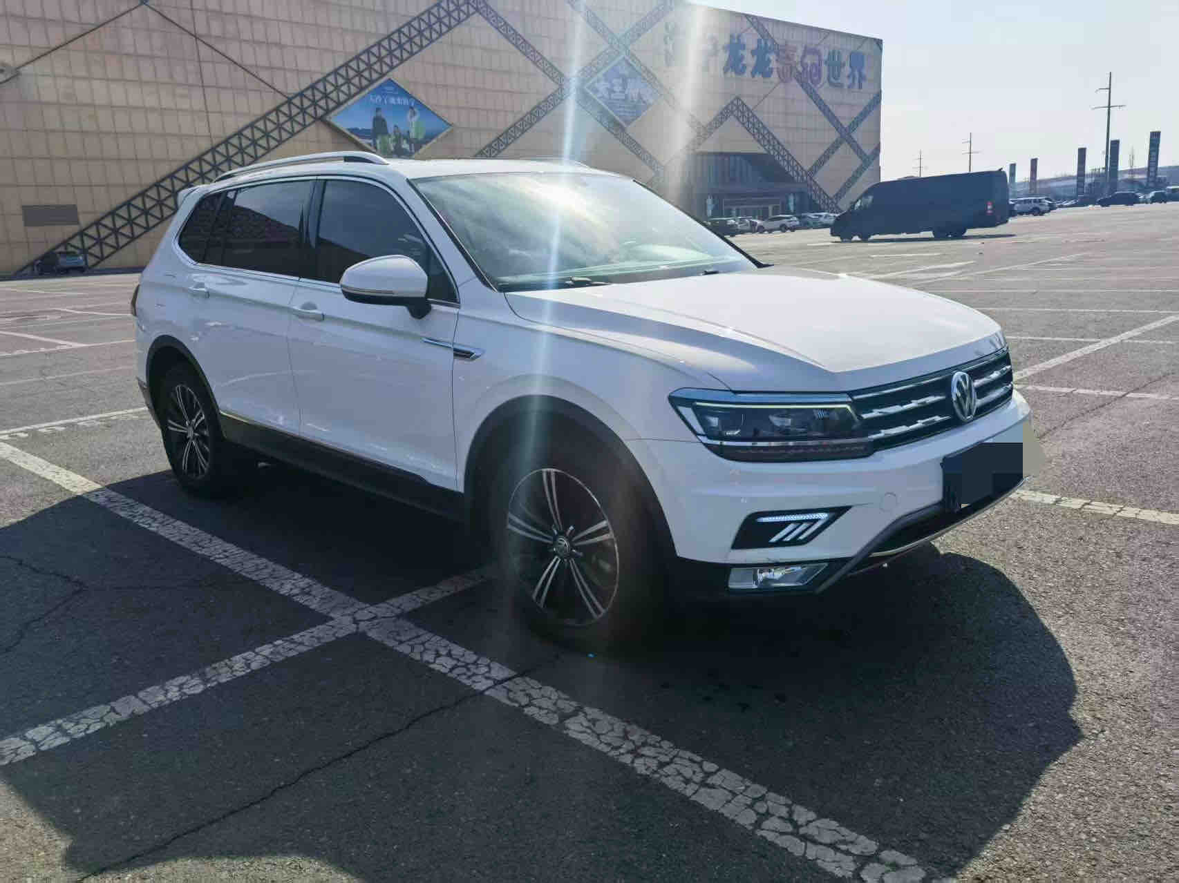 Volkswagen Tiguan L 2019 immagine di auto #3