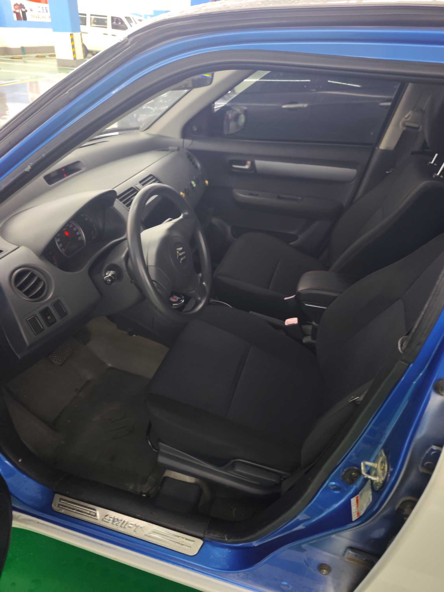 Suzuki Swift 2010 car image #2