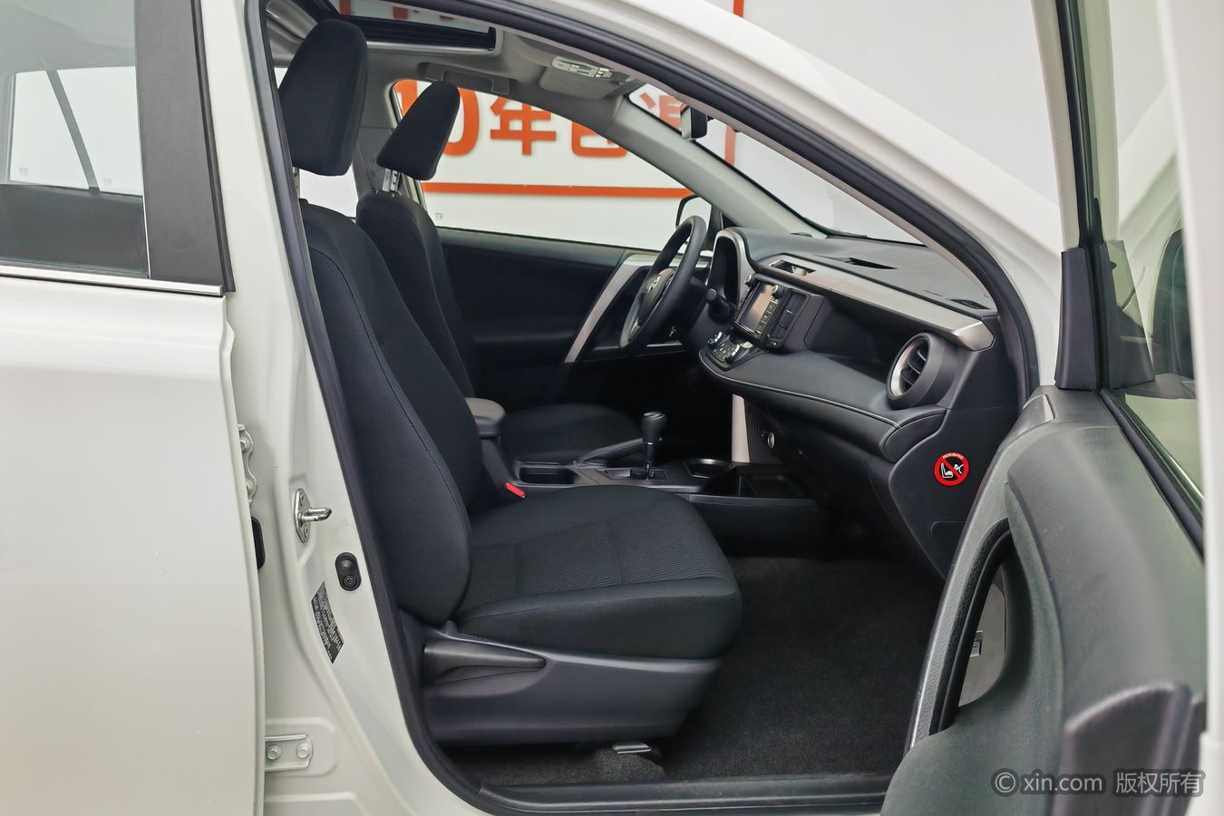 Toyota RAV4 2019 car image #24