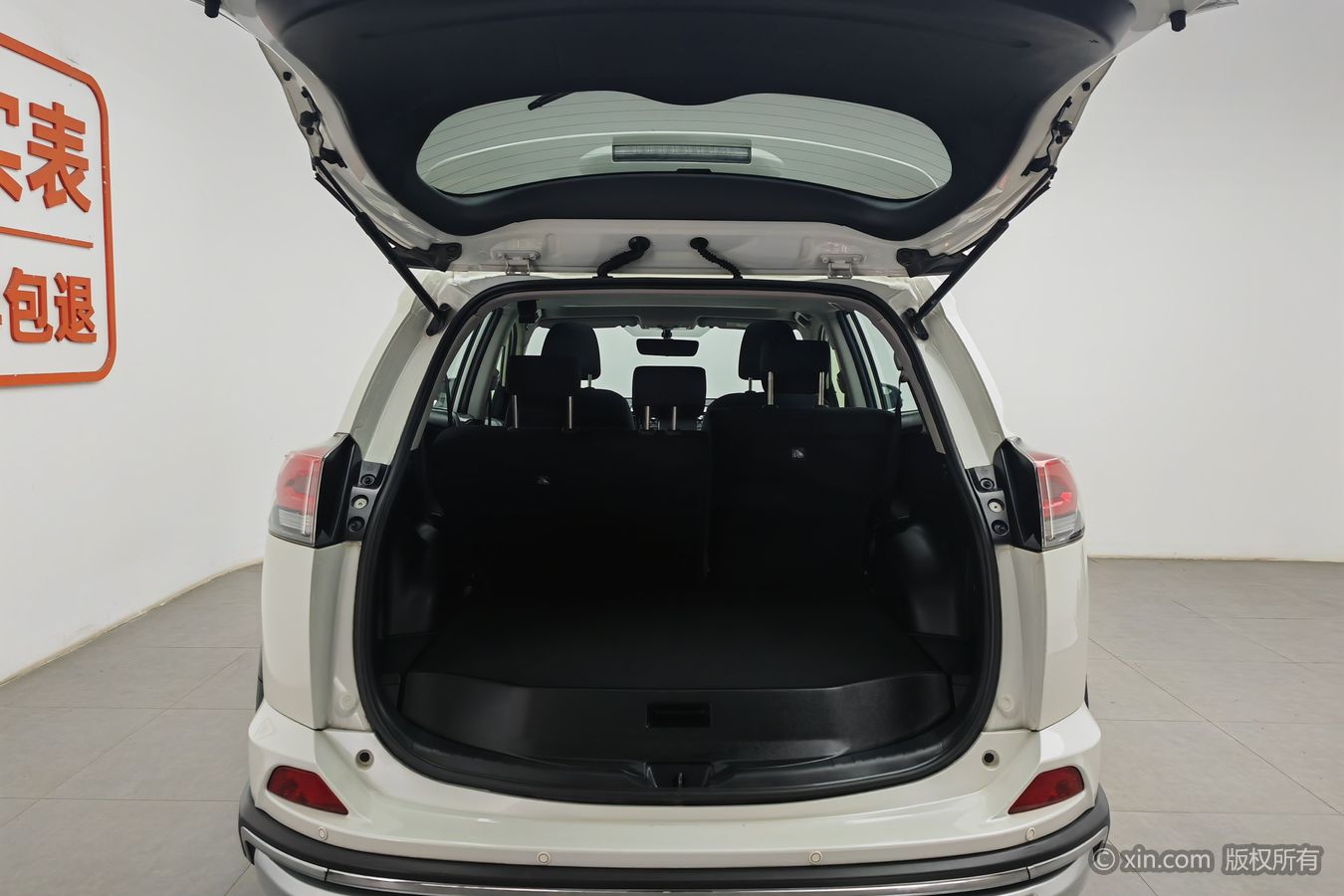 Toyota RAV4 2019 car image #17