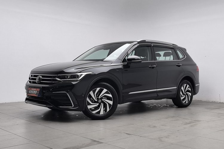 Volkswagen Tiguan L 2024 immagine di auto 