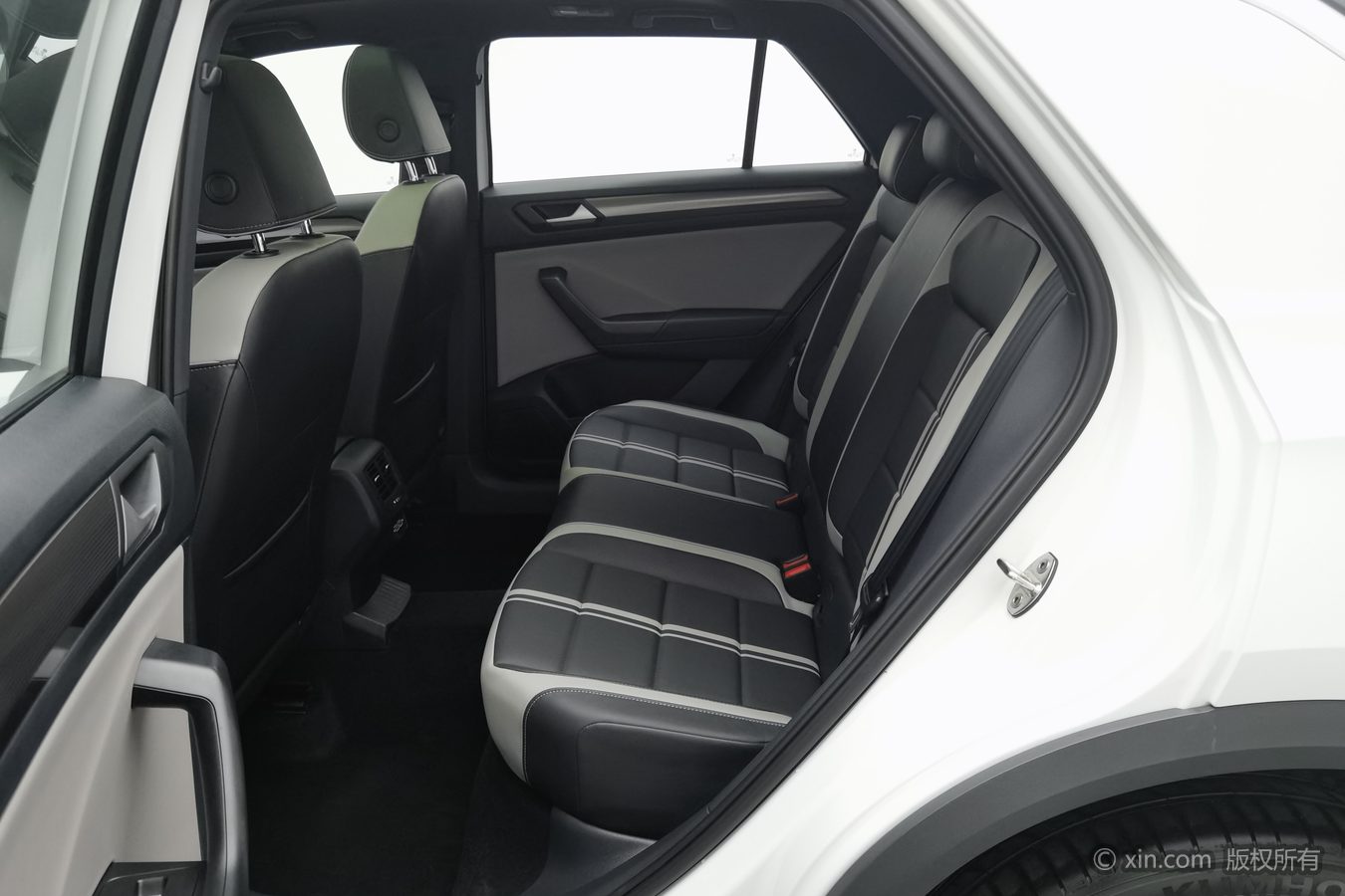 Volkswagen T-Roc 2024 car image #16