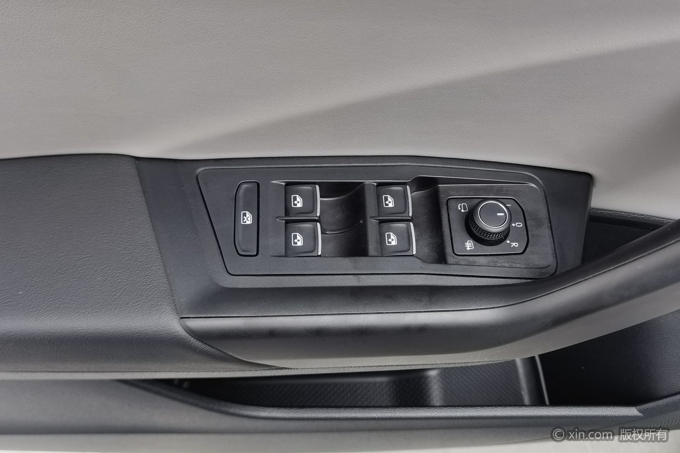 Volkswagen T-Roc 2023 car image #9