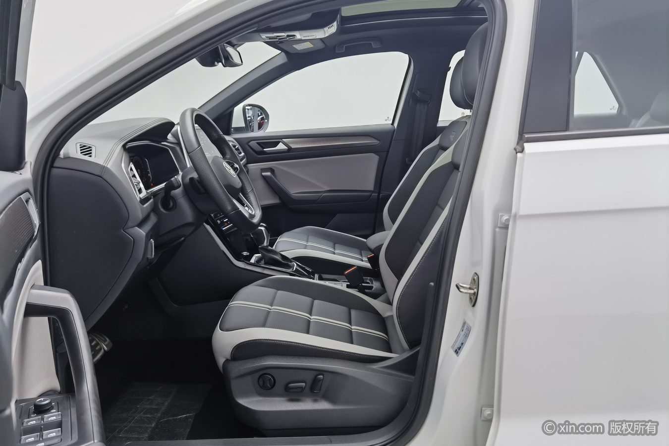 Volkswagen T-Roc 2023 car image #10