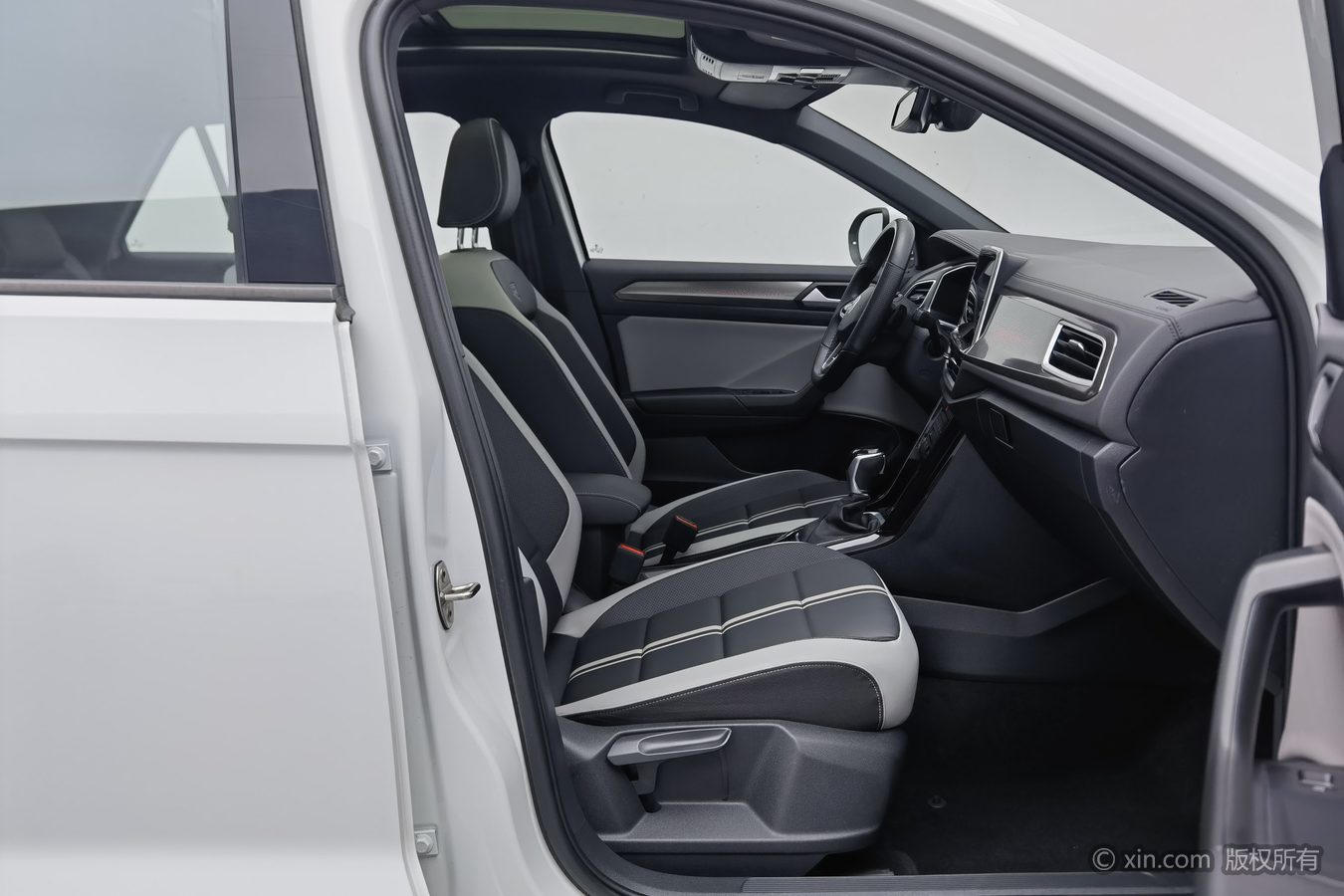 Volkswagen T-Roc 2023 car image #24