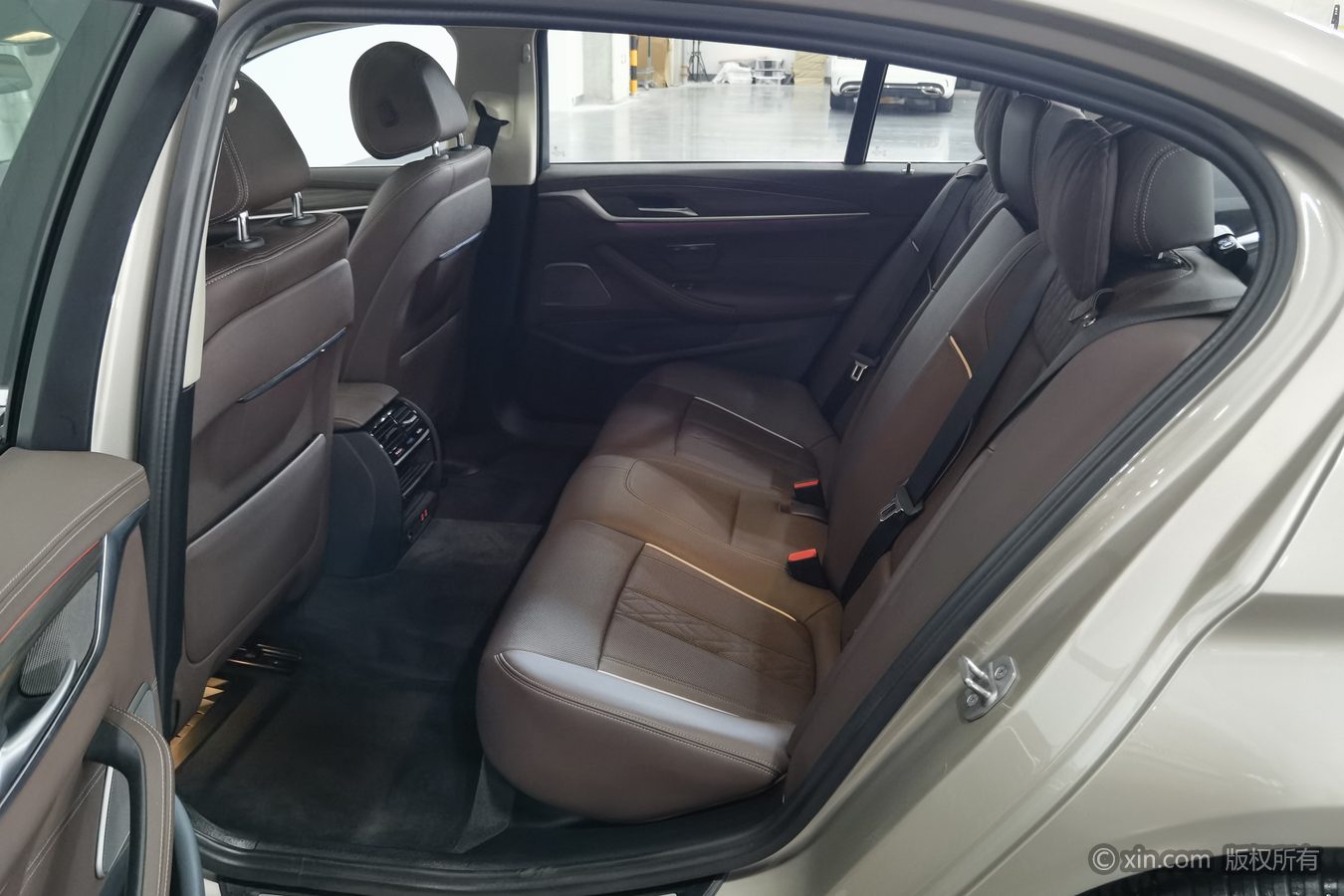 BMW 5 Series 2023 صورة سيارة #16