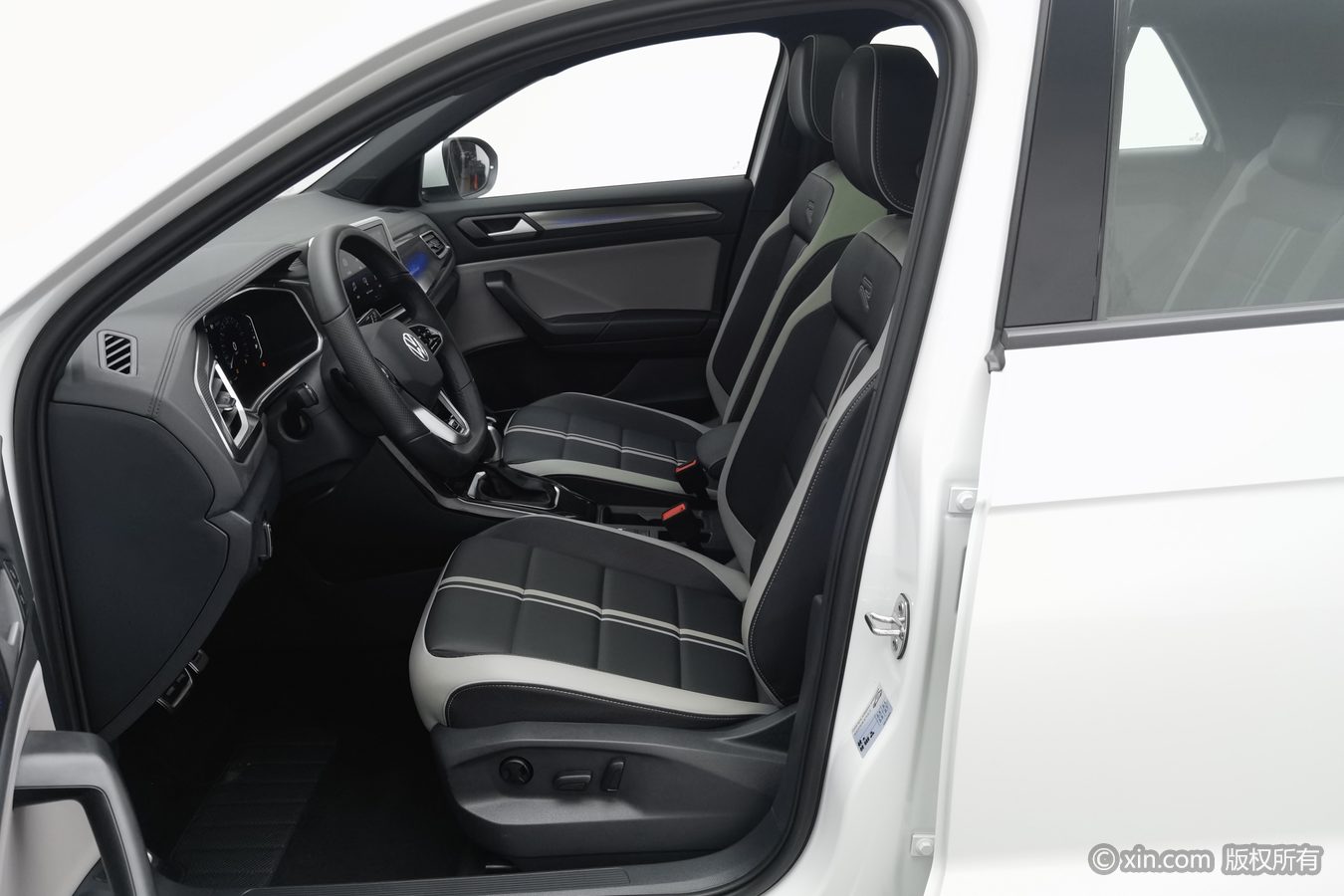 Volkswagen T-Roc 2024 car image #10
