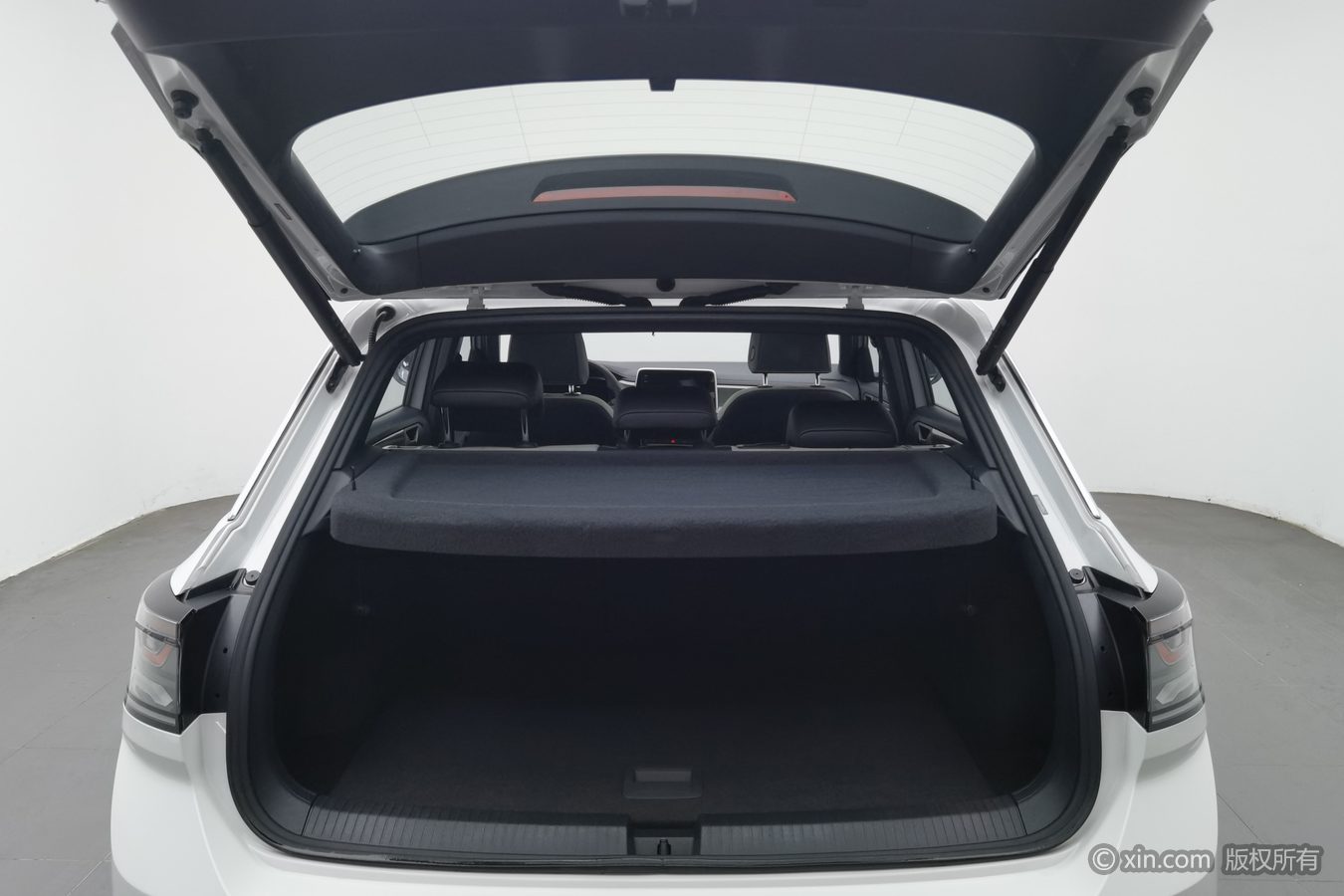 Volkswagen T-Roc 2024 car image #17