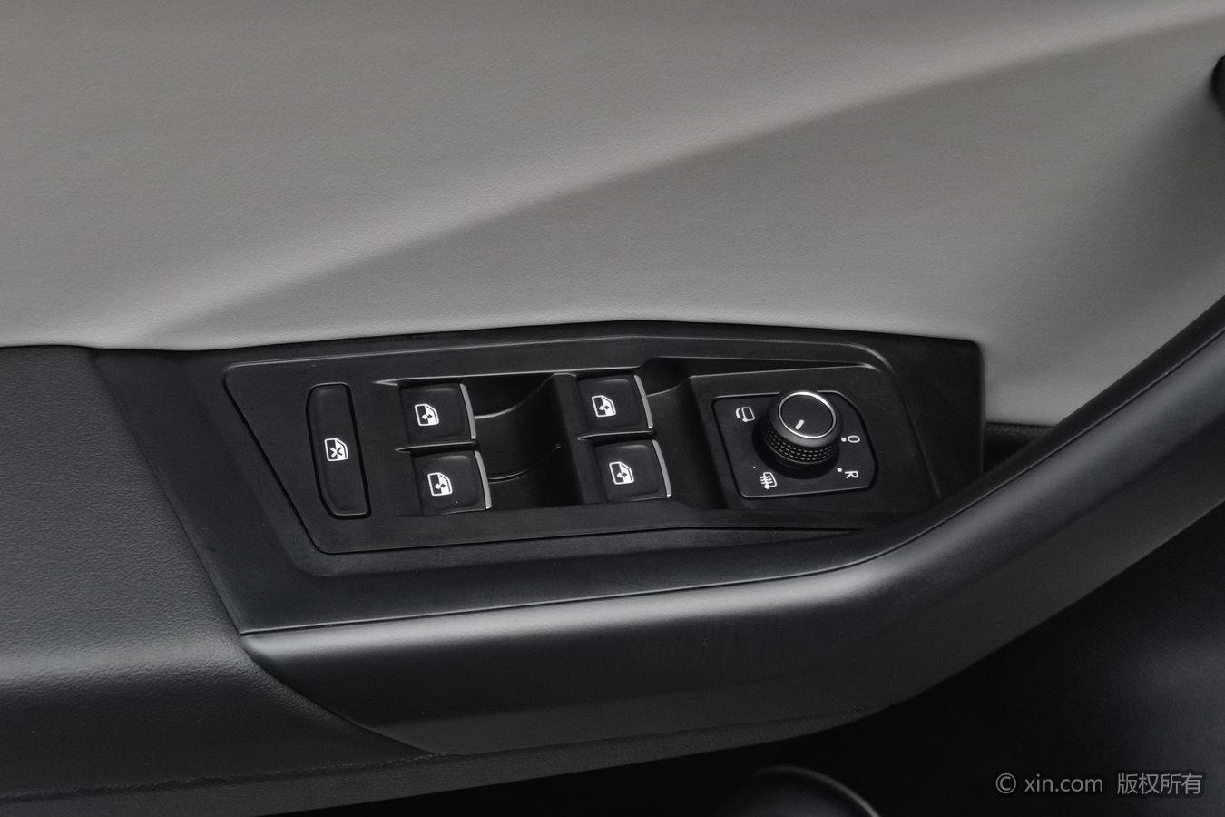 Volkswagen T-Roc 2024 car image #9