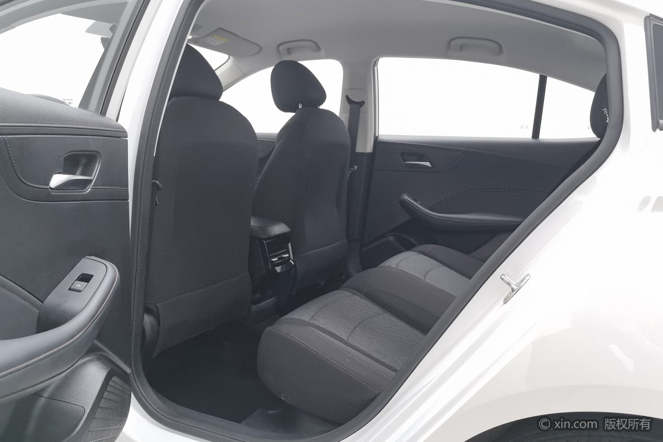 Roewe i5 2025 car image #16
