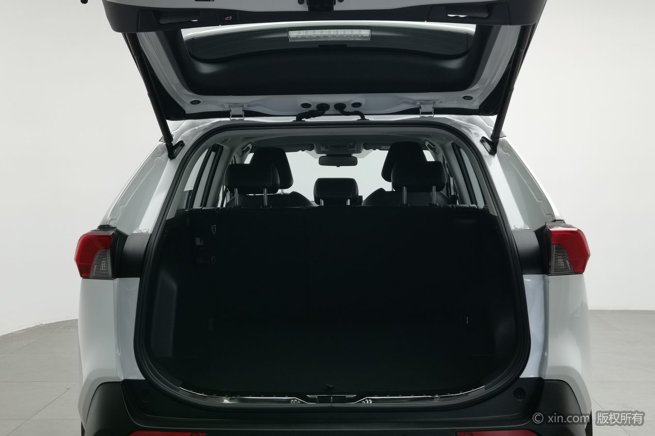 Toyota RAV4 2023 car image #17
