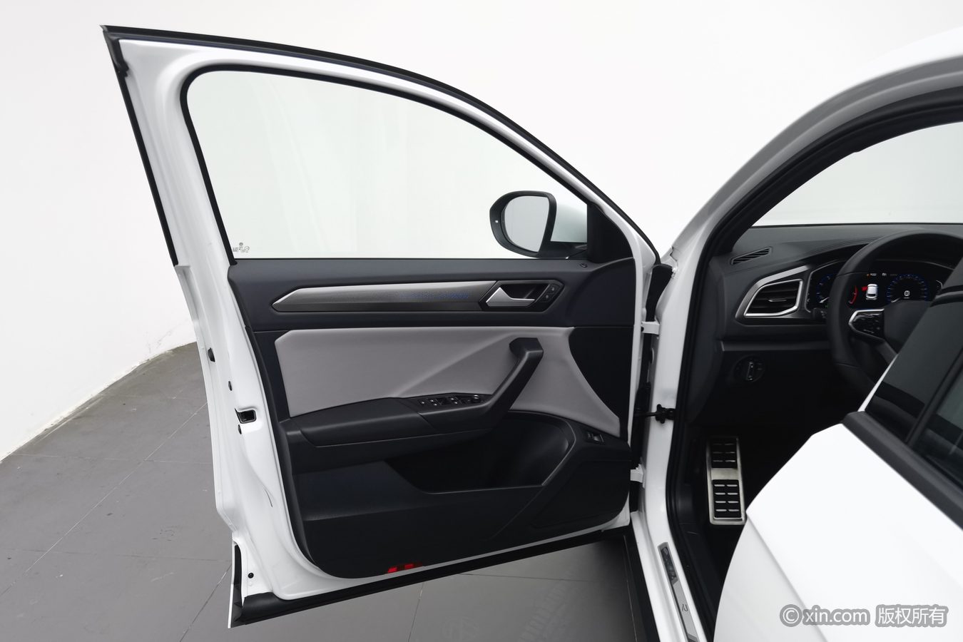 Volkswagen T-Roc 2024 car image #8
