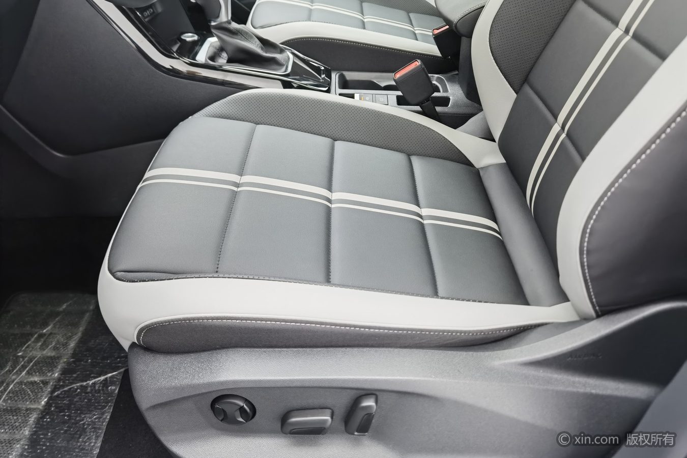 Volkswagen T-Roc 2023 car image #21