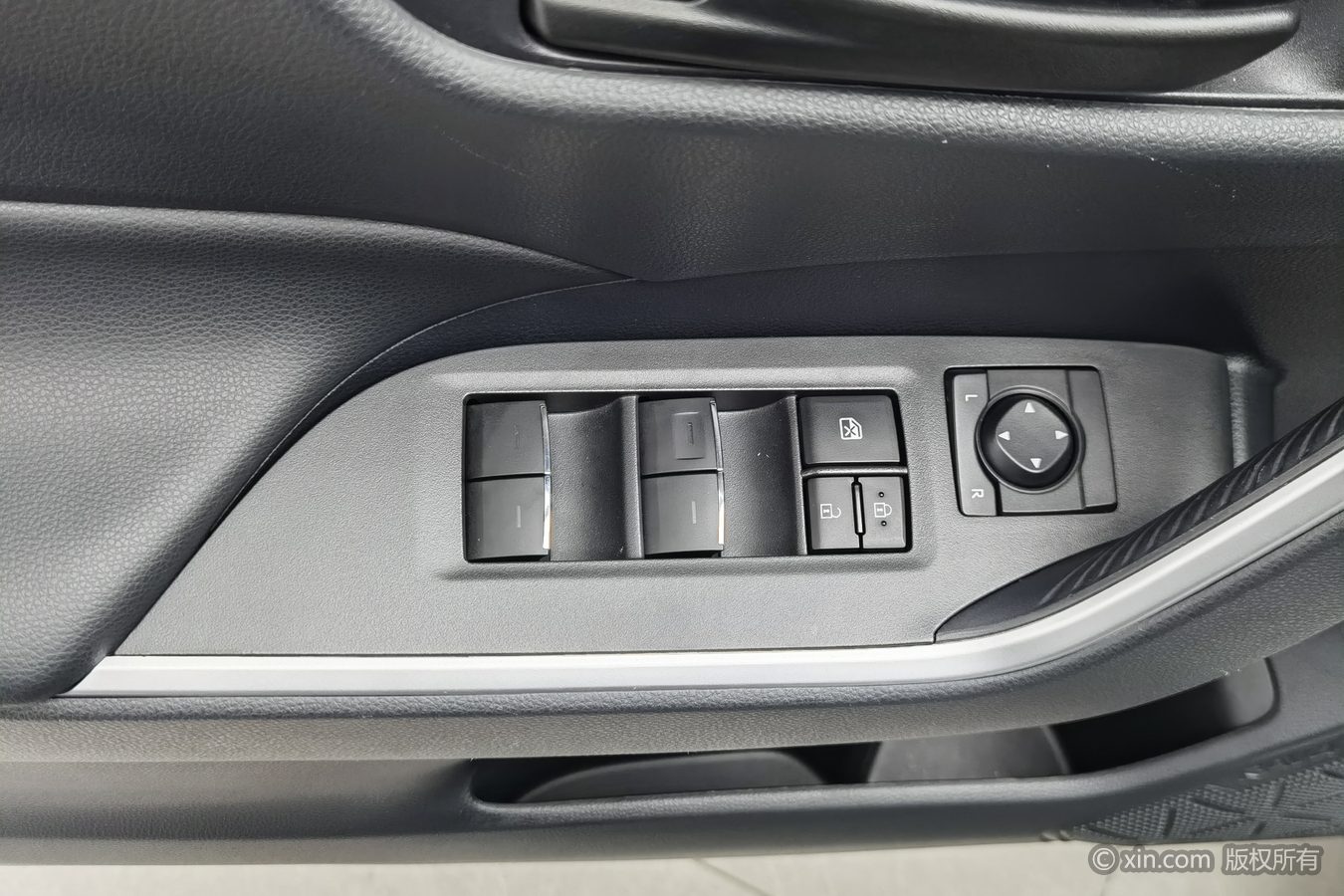 Toyota RAV4 2023 car image #9