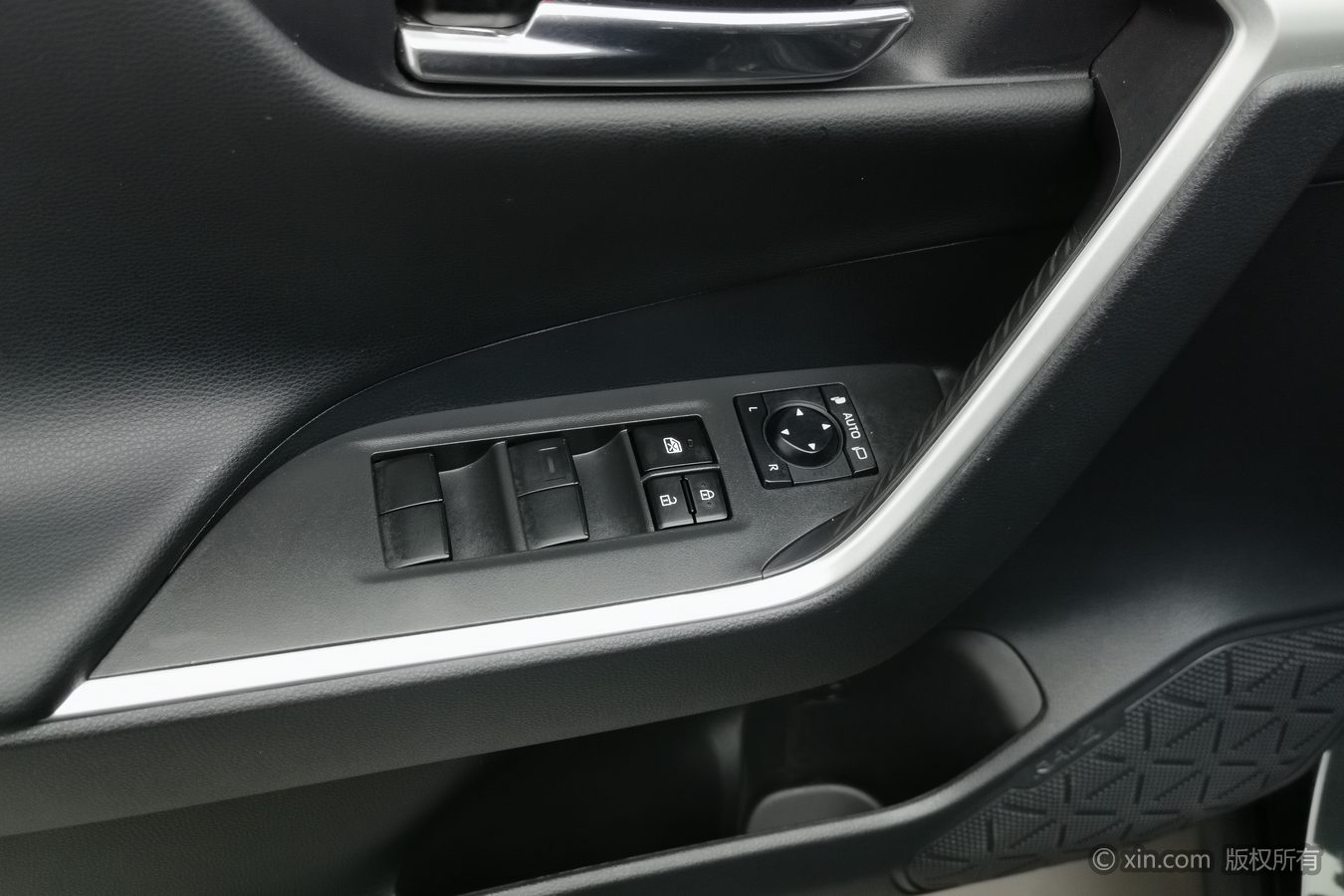 Toyota RAV4 2023 immagine di auto #9