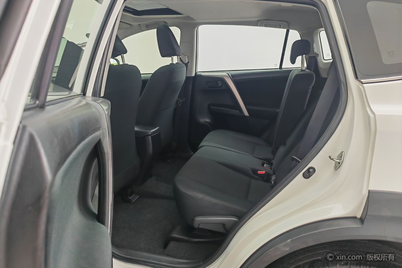 Toyota RAV4 2019 car image #16