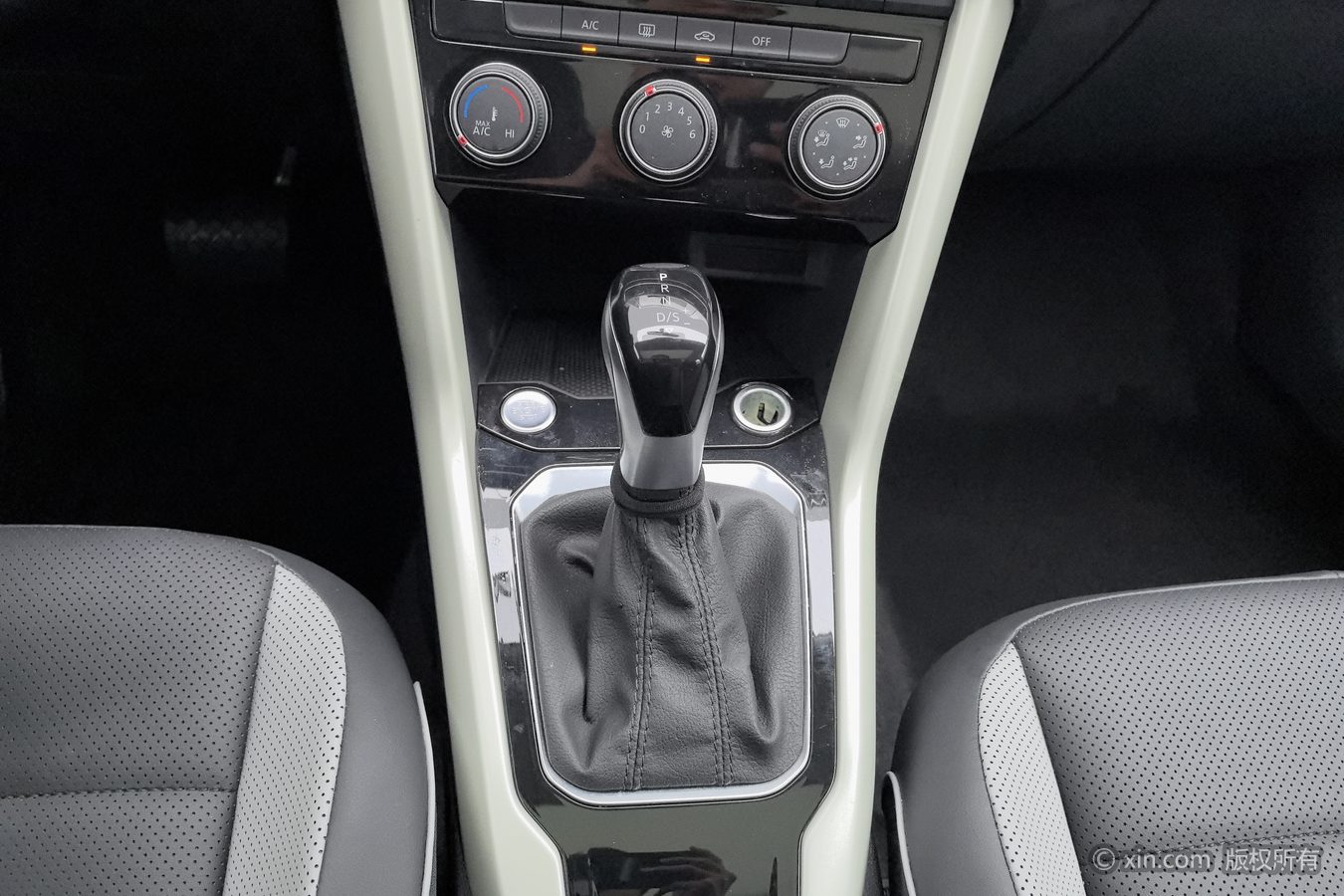 Volkswagen T-Roc 2025 car image #14