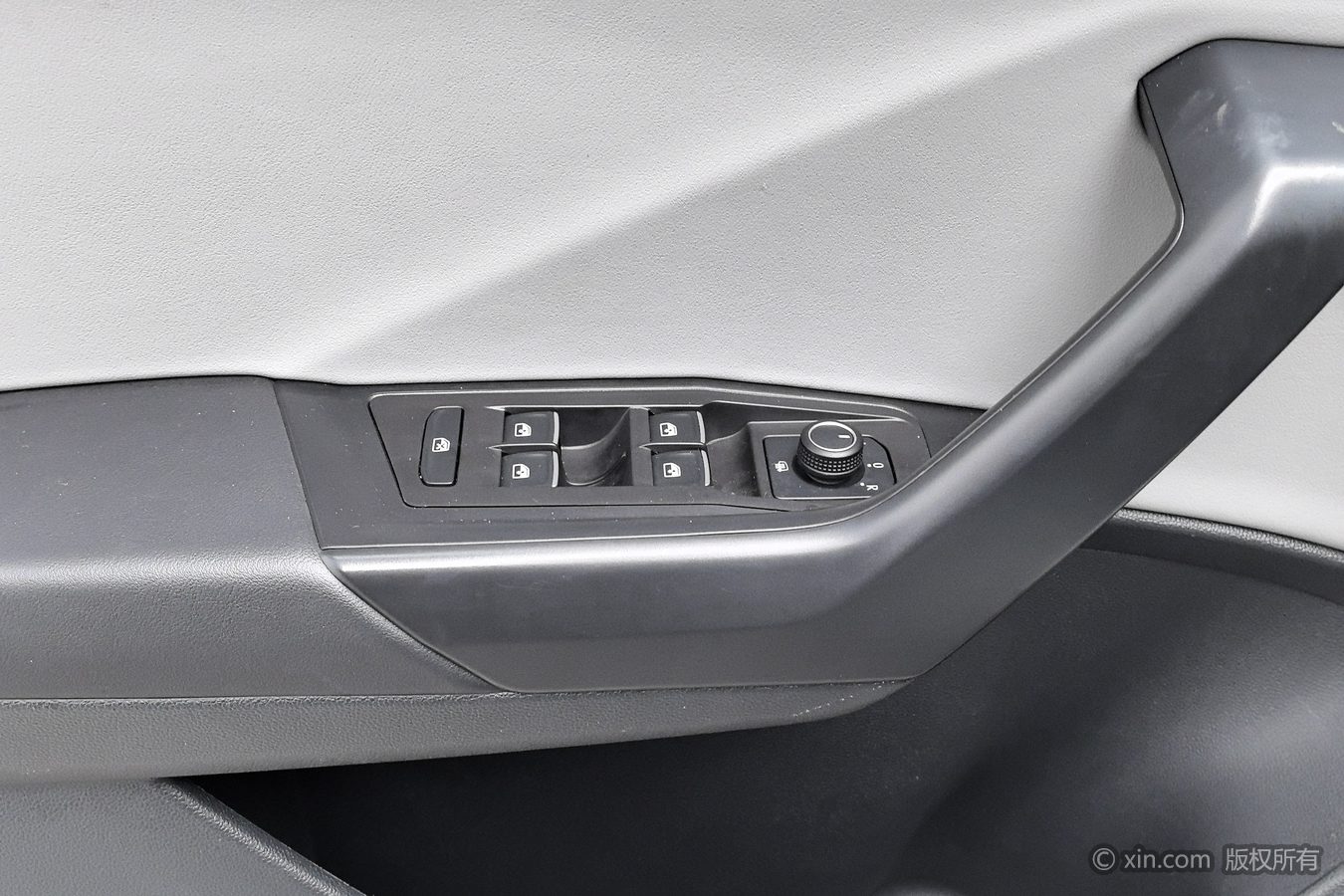 Volkswagen T-Roc 2025 car image #9