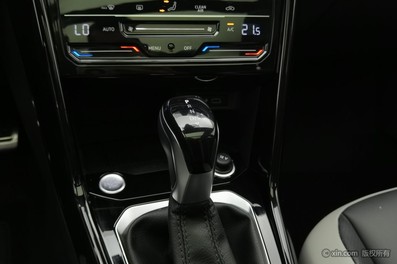Volkswagen T-Roc 2024 car image #14