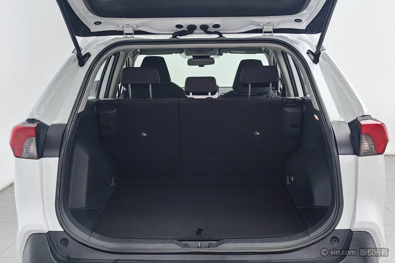 Toyota RAV4 2025 imagen de coche #17