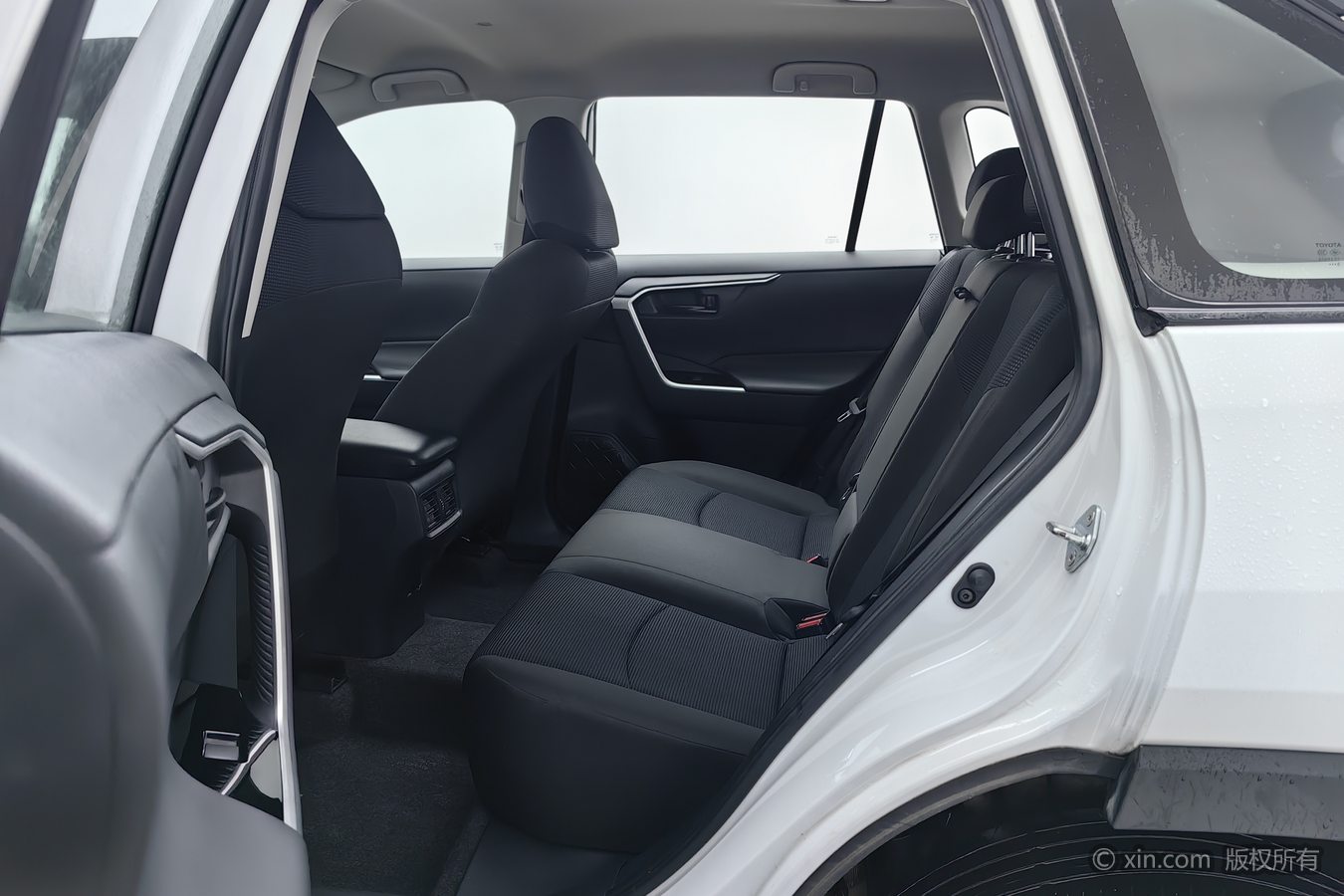 Toyota RAV4 2025 imagen de coche #16