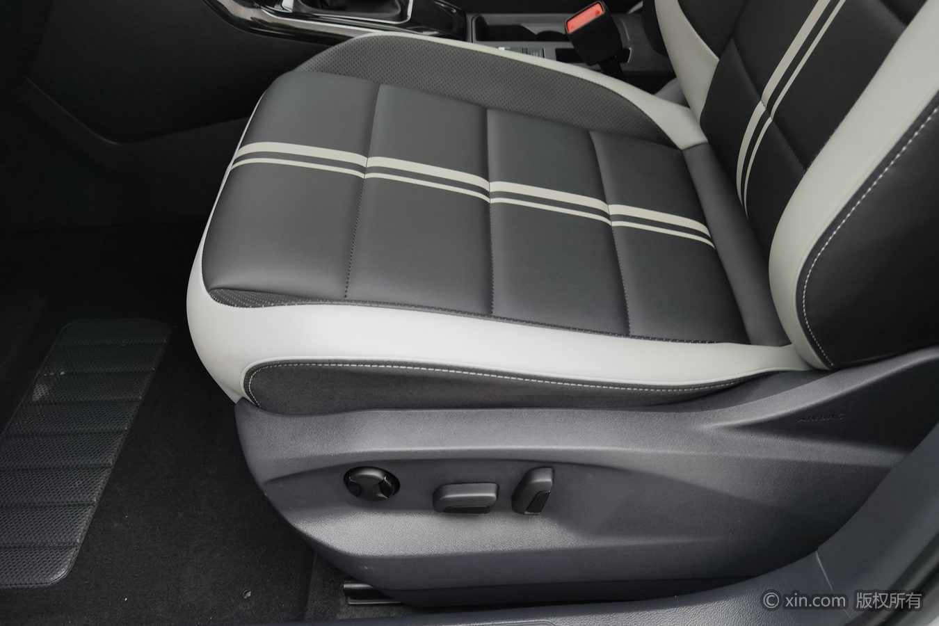 Volkswagen T-Roc 2024 car image #21