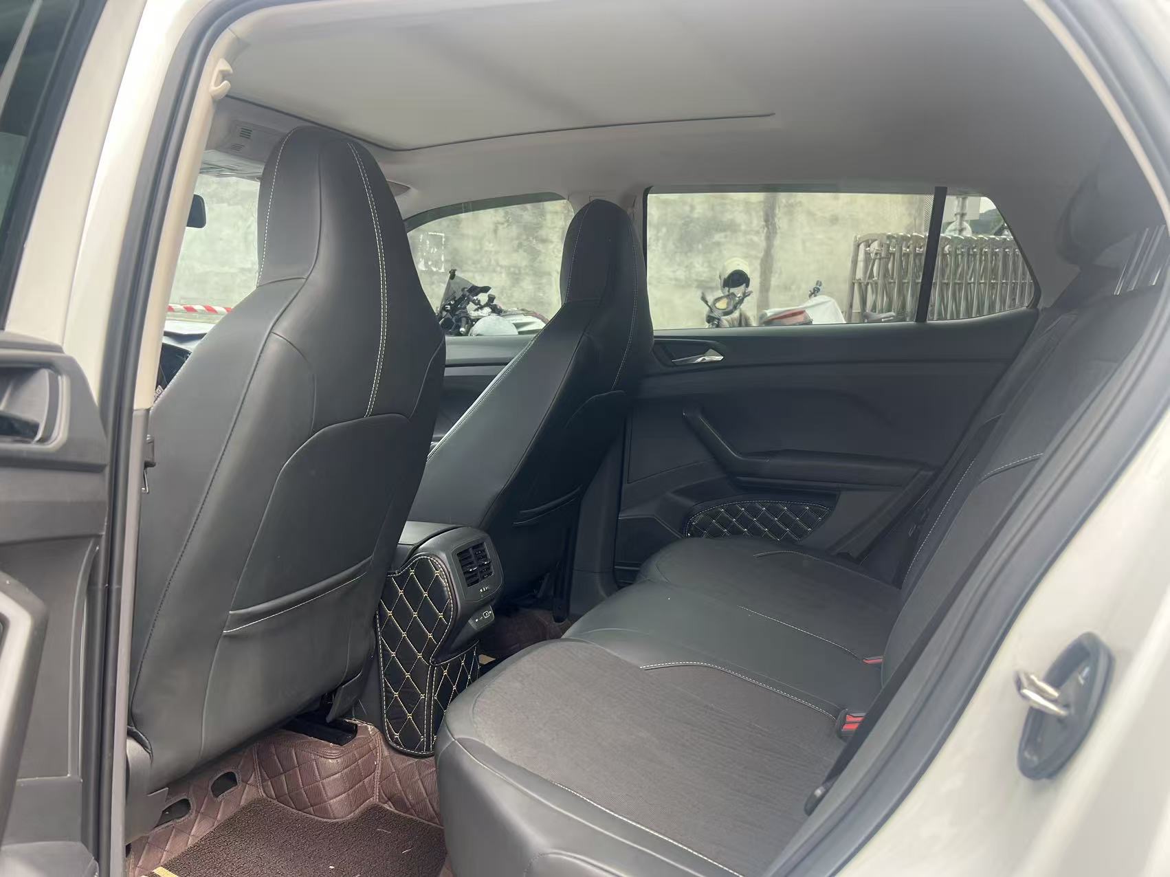Volkswagen T-Cross 2024 immagine di auto #4