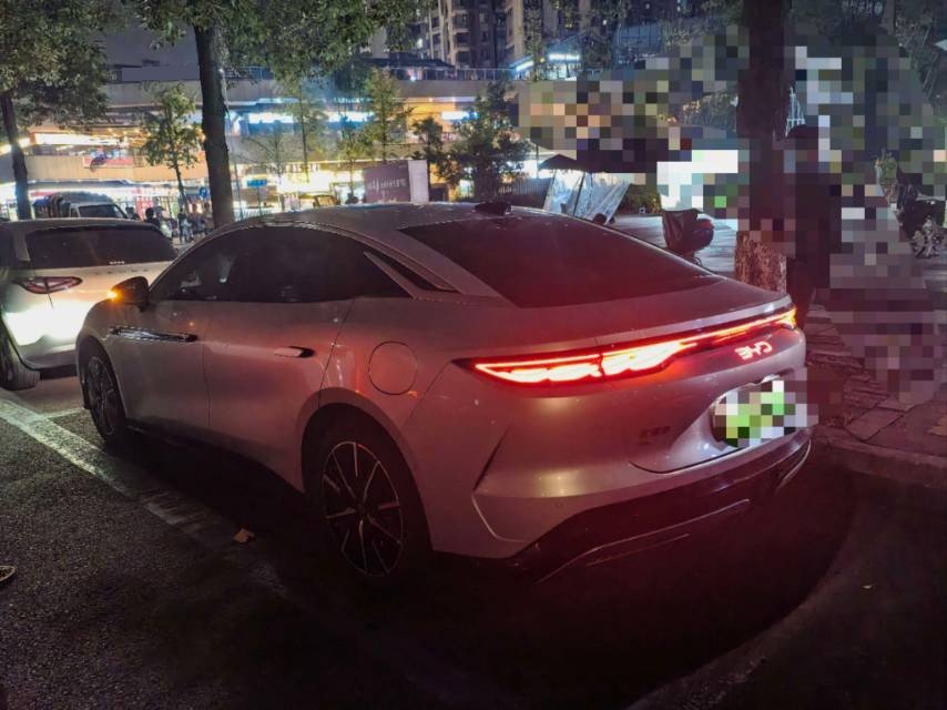 BYD HanL 2025 #6 BYD HanL 2025 car image #6