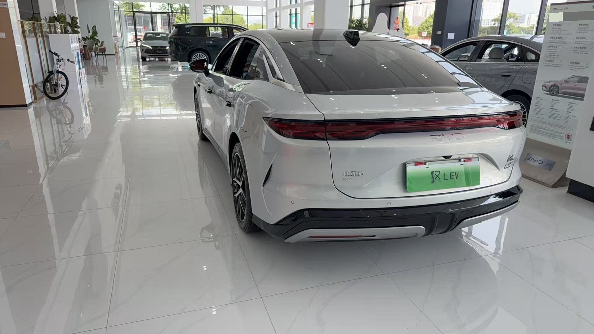 BYD HanL 2025 #4 BYD HanL 2025 car image #4