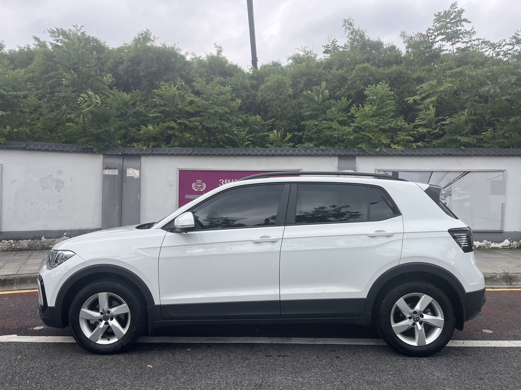 Volkswagen T-Cross 2024 car image #2