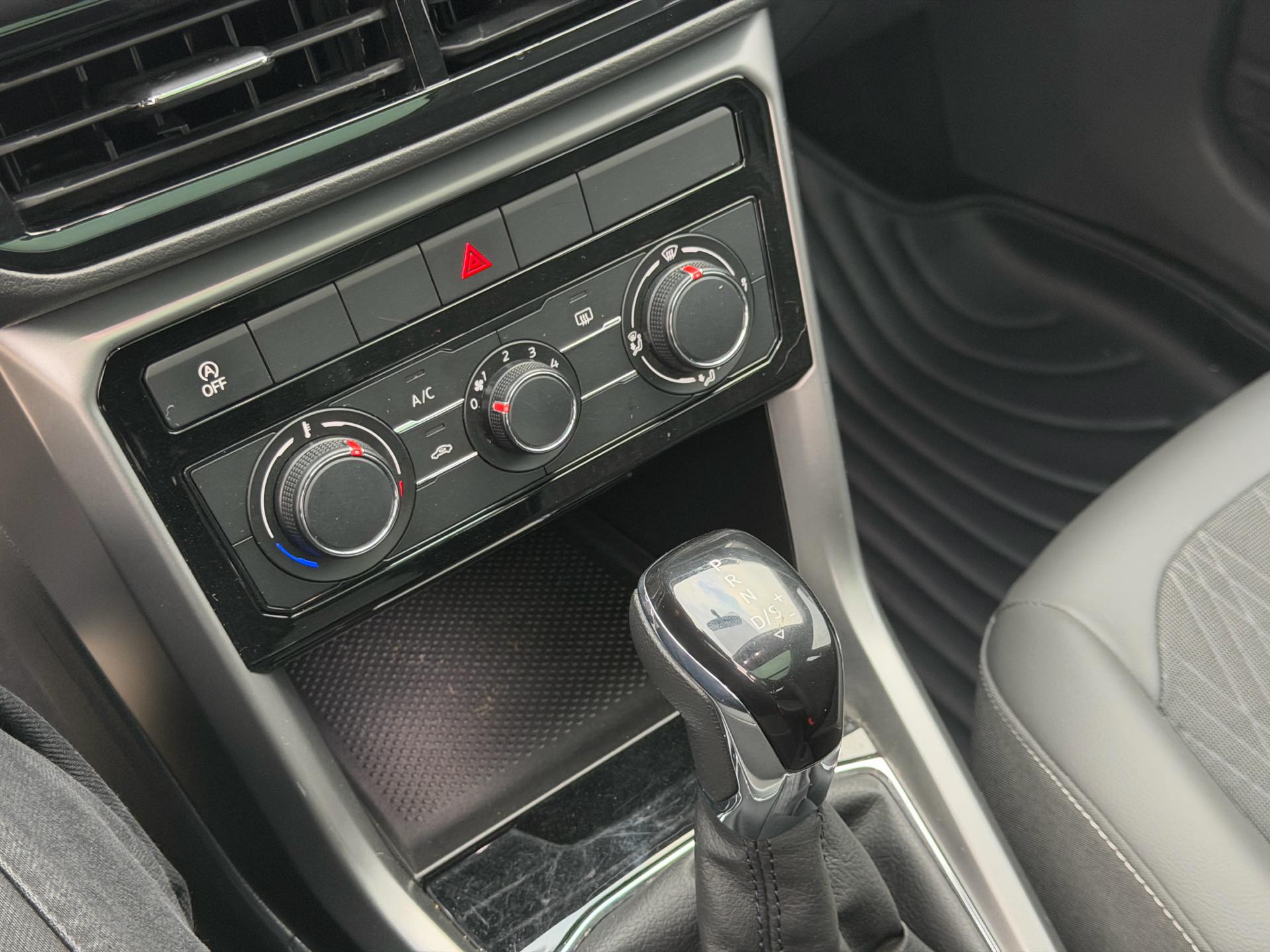 Volkswagen T-Cross 2020 #16 Volkswagen T-Cross 2020 car image #16