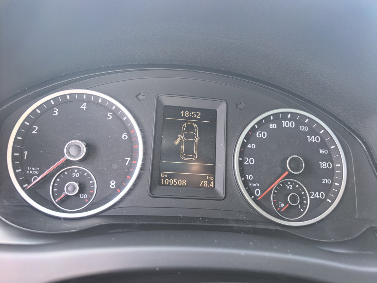 Volkswagen Tiguan 2010 car image #3