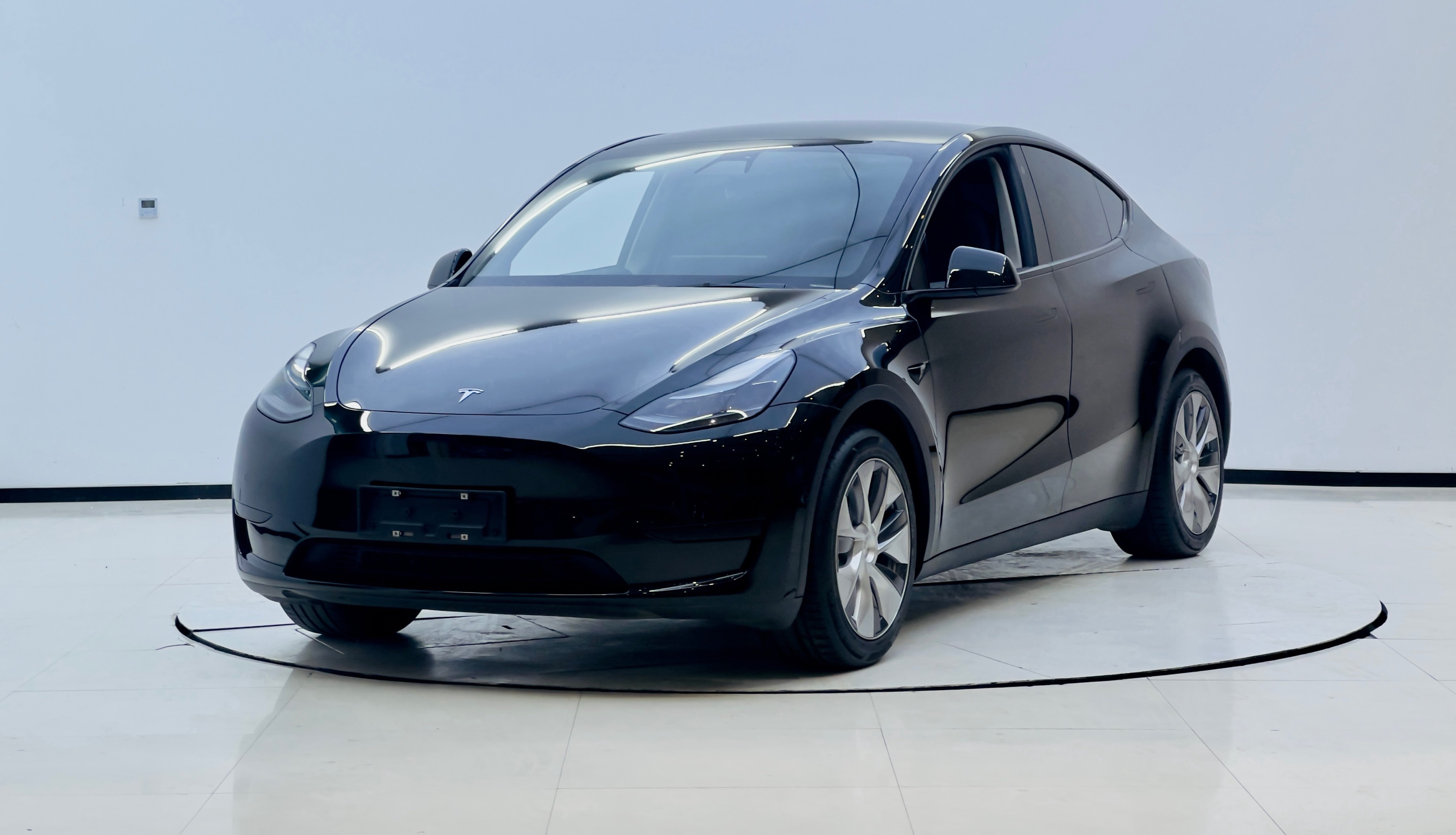 Tesla Model Y 2022 car image #2