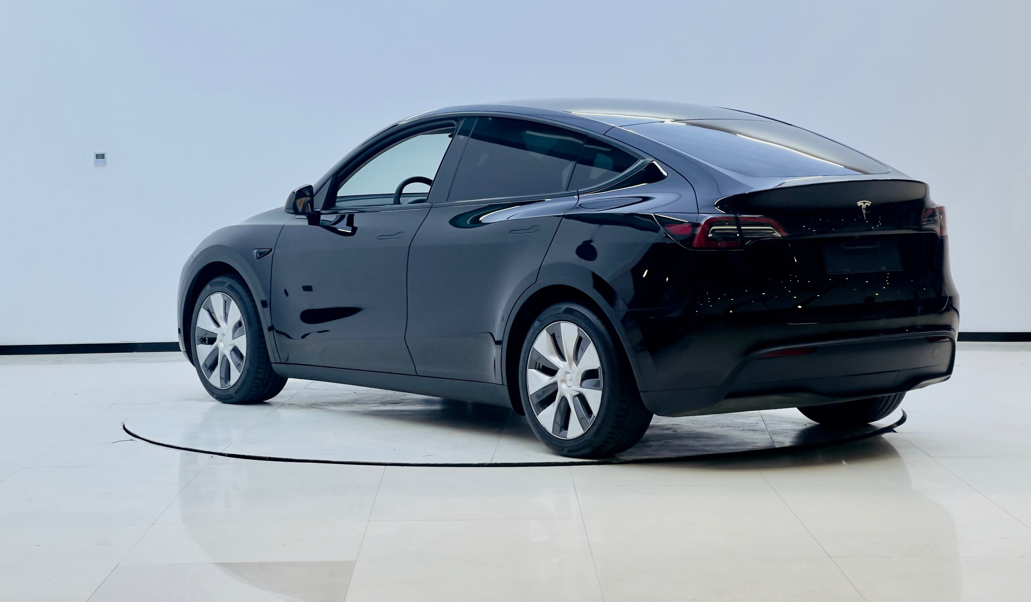 Tesla Model Y 2022 car image #9