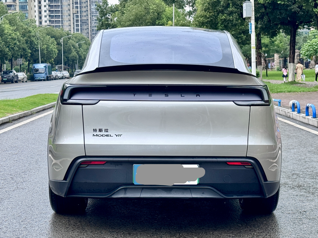 Tesla Model Y L 2025 #7 Tesla Model Y L 2025 car image #7
