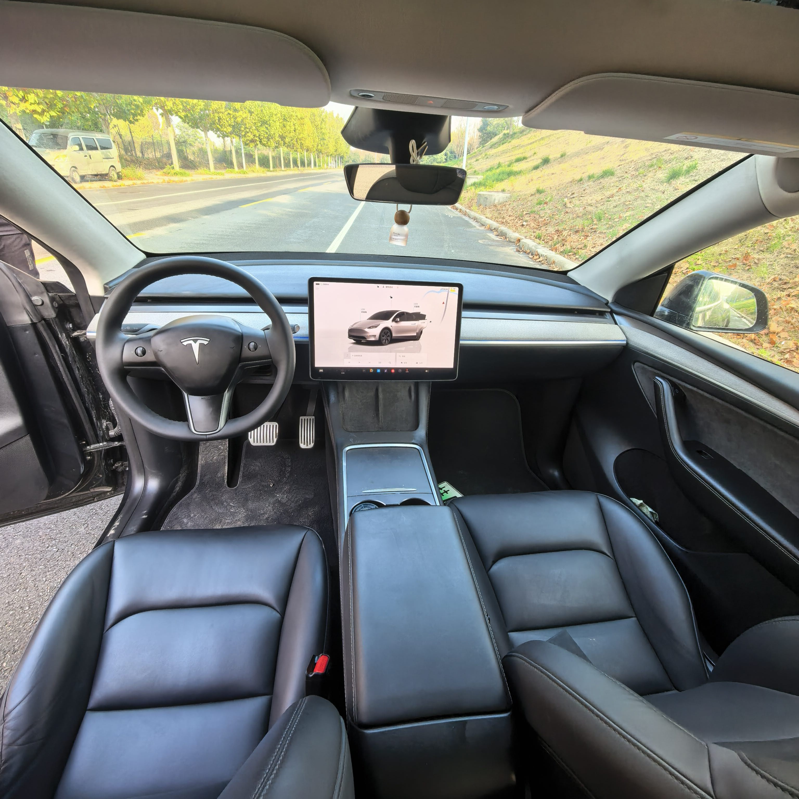 Tesla Model Y 2024 immagine di auto #11