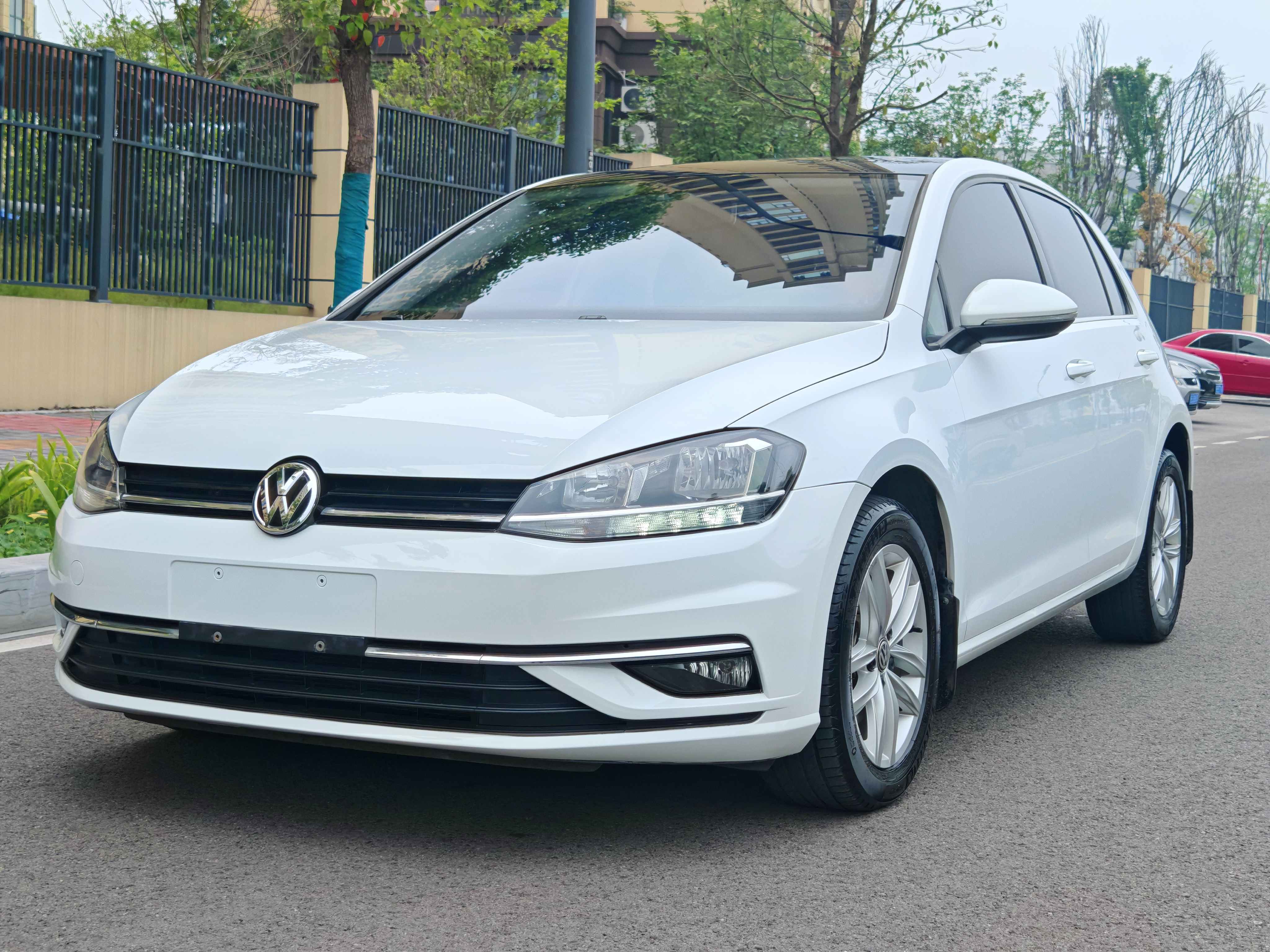 Volkswagen Golf 2018 car image #2
