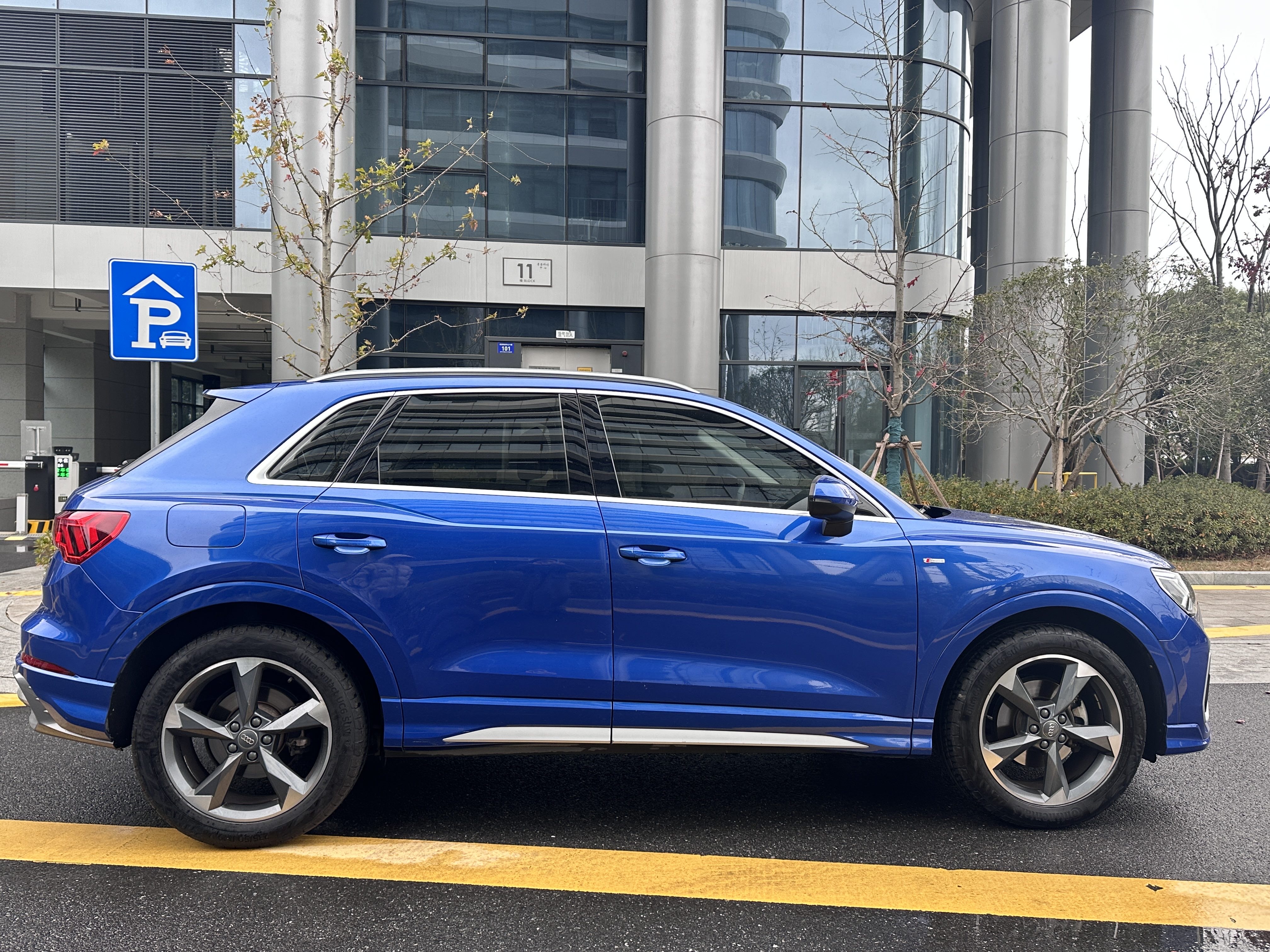 Audi Q3 2020 car image #5