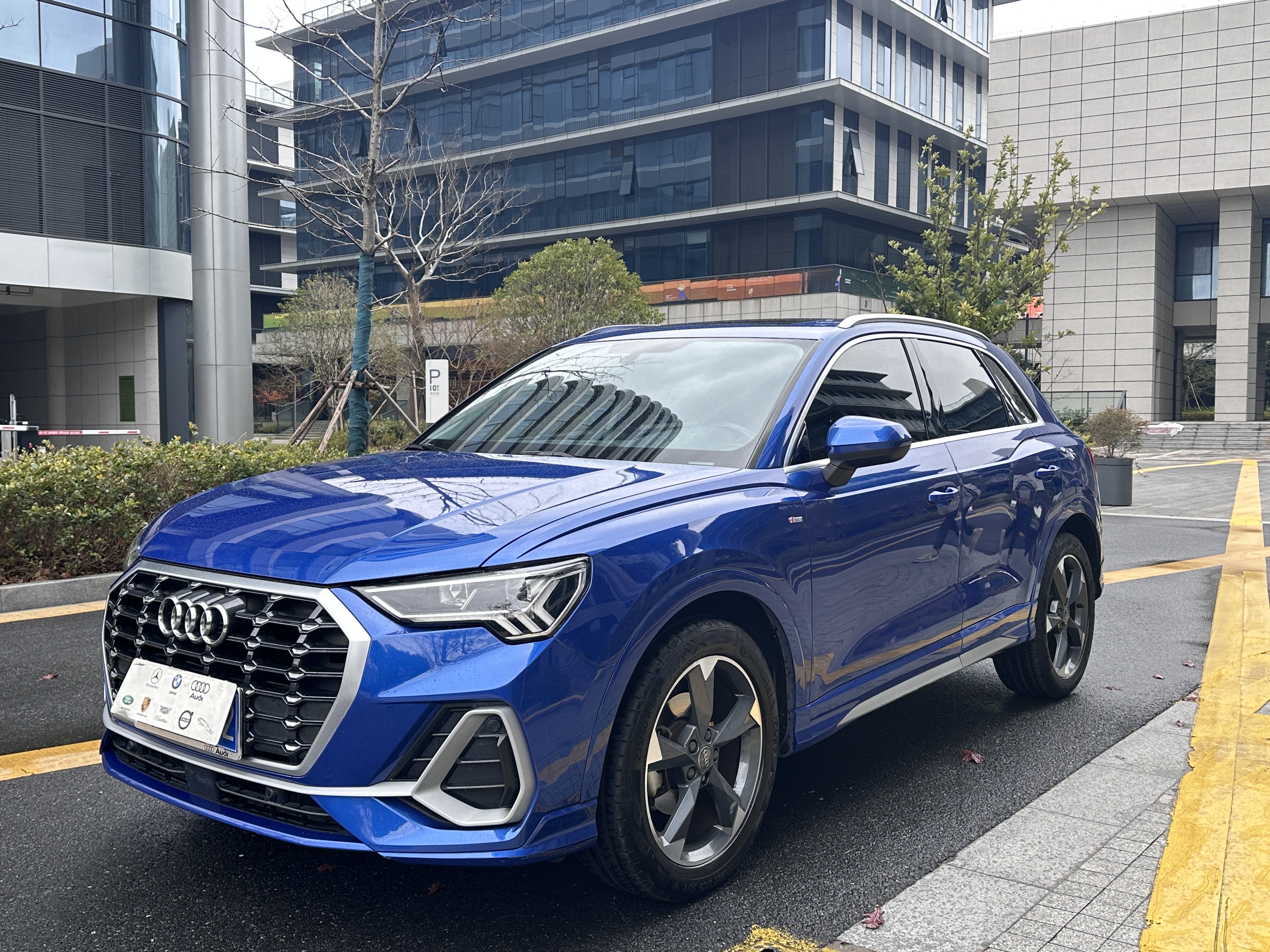 Audi Q3 2020 car image #2