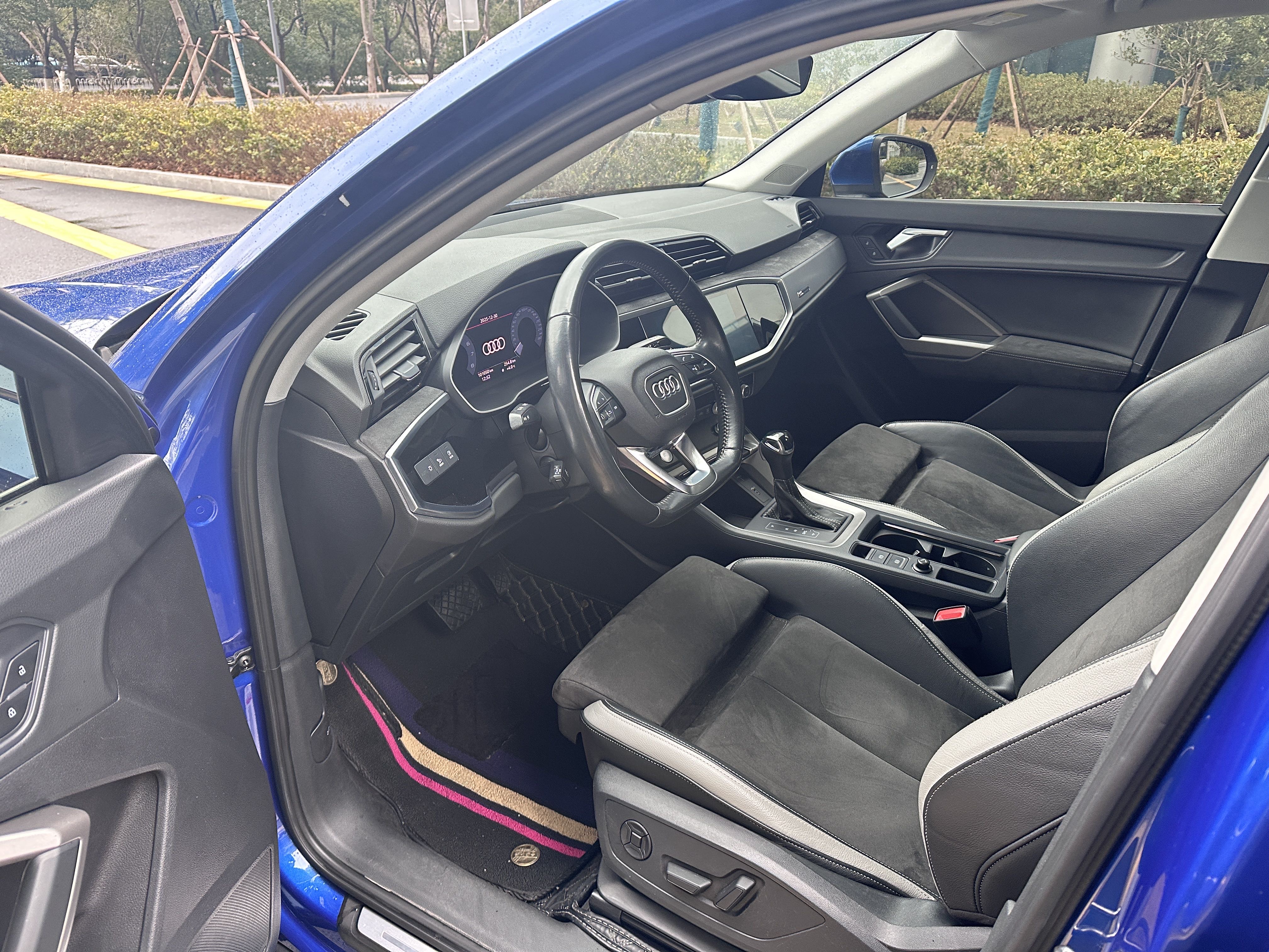 Audi Q3 2020 car image #7