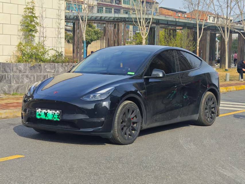 Tesla Model Y 2023 car image #2