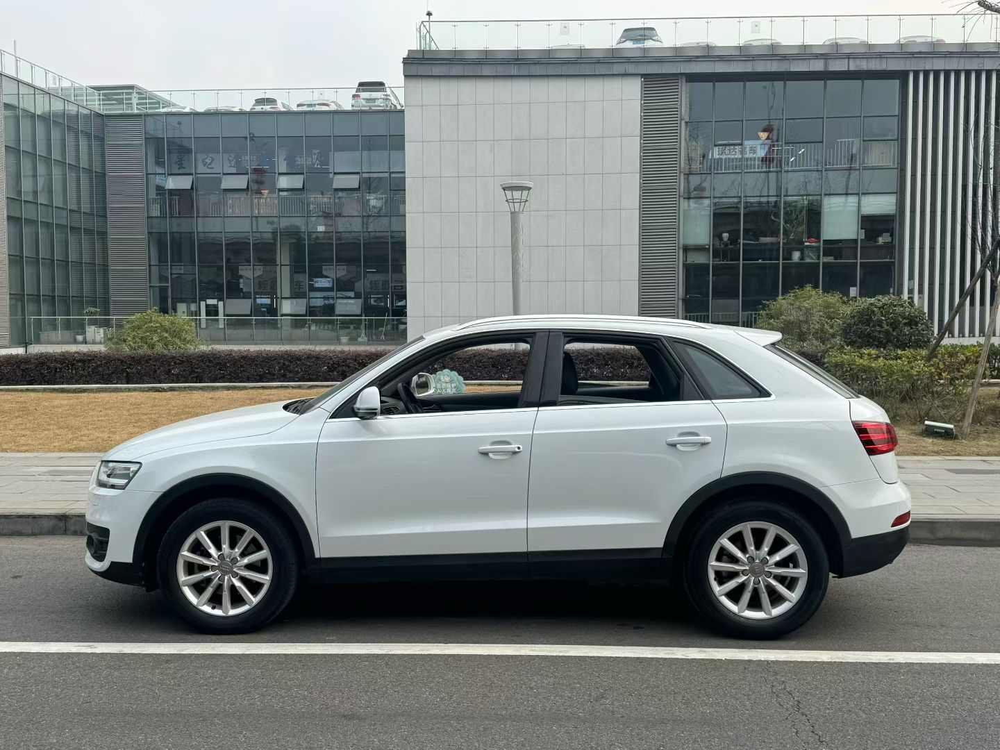 Audi Q3 2016 car image #7