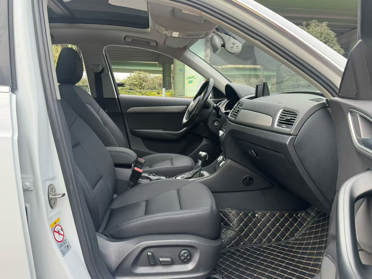 Audi Q3 2016 car image #8